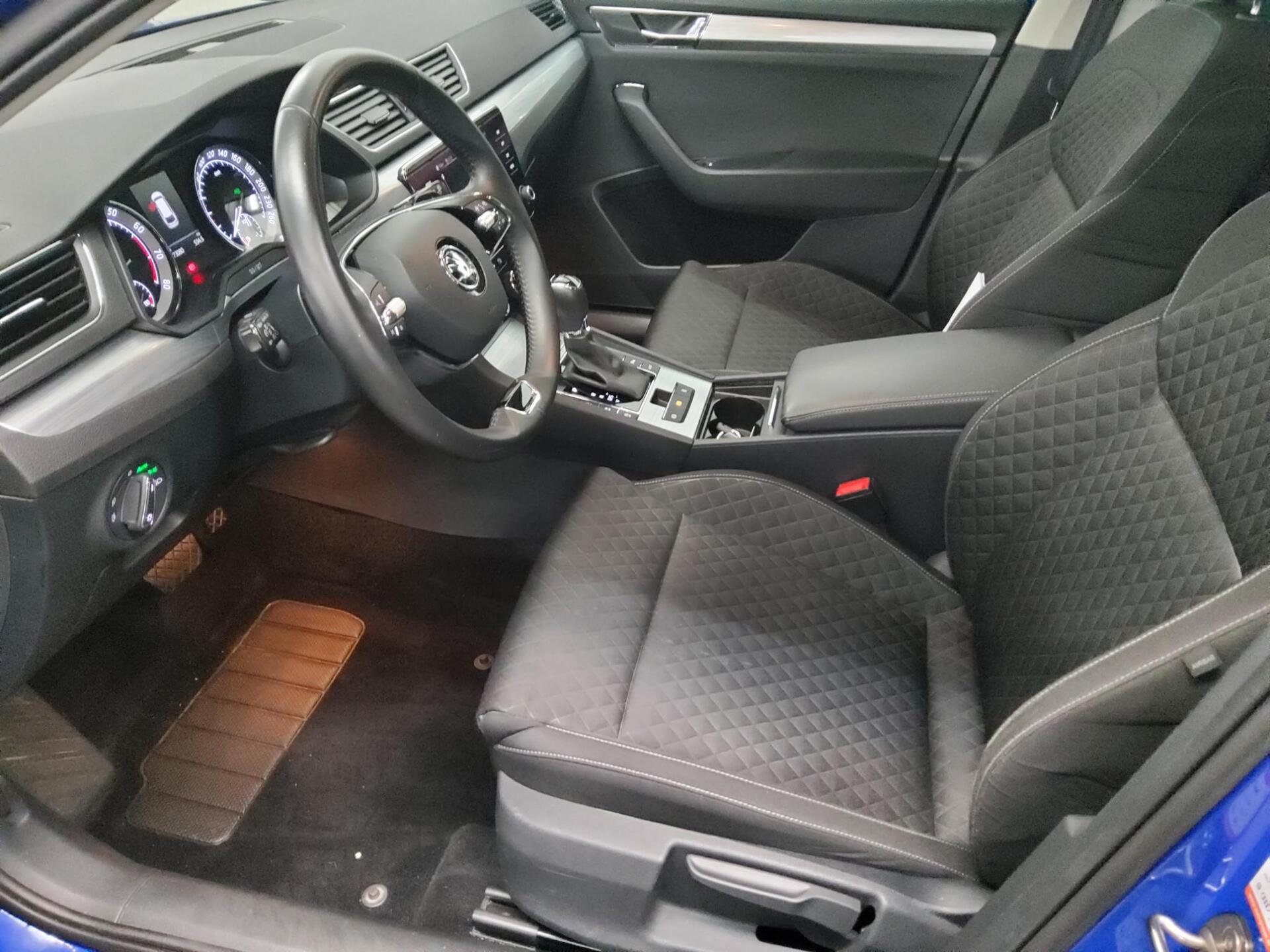 Skoda Superb Kombi 2.0 TSI Ambition Navi DCC AHK StHzg 8