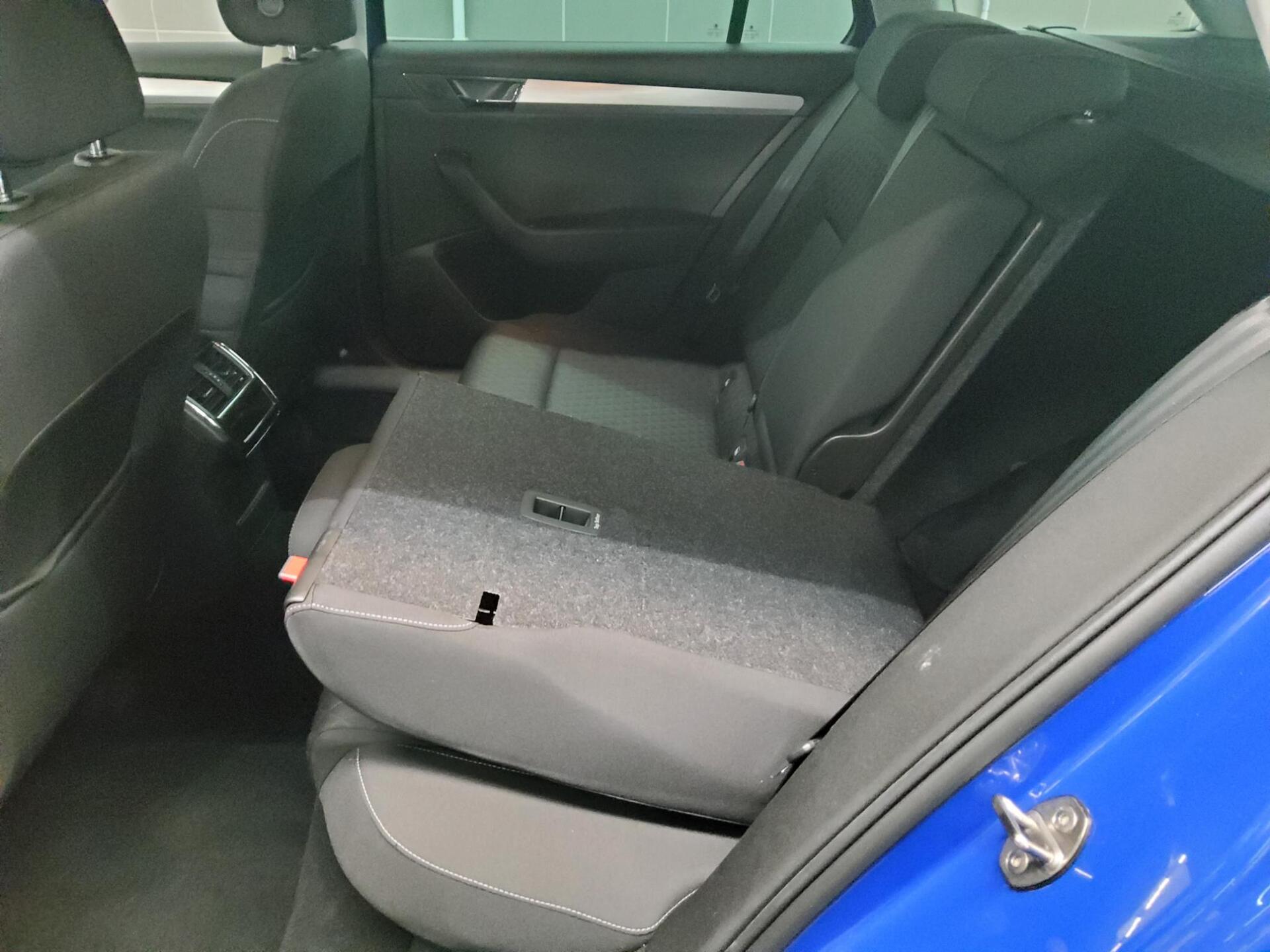 Skoda Superb Kombi 2.0 TSI Ambition Navi DCC AHK StHzg 12