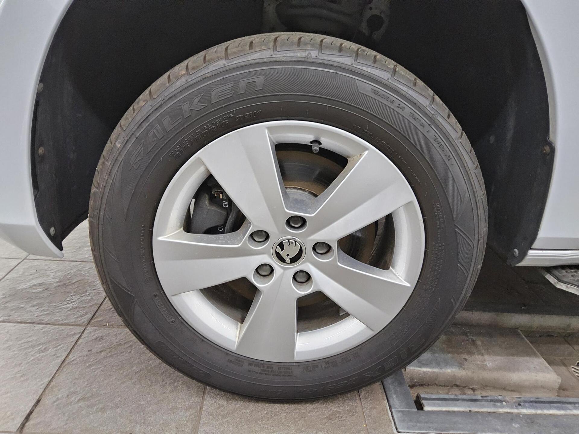 Skoda Superb Kombi 2.0 TDI Ambition Navi LED vc PDC 11