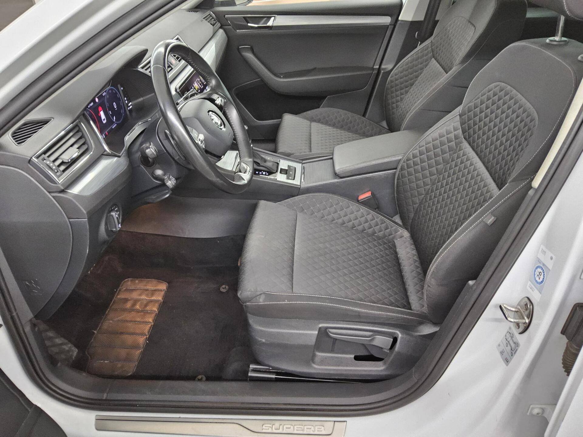Skoda Superb Kombi 2.0 TDI Ambition Navi LED vc PDC 9