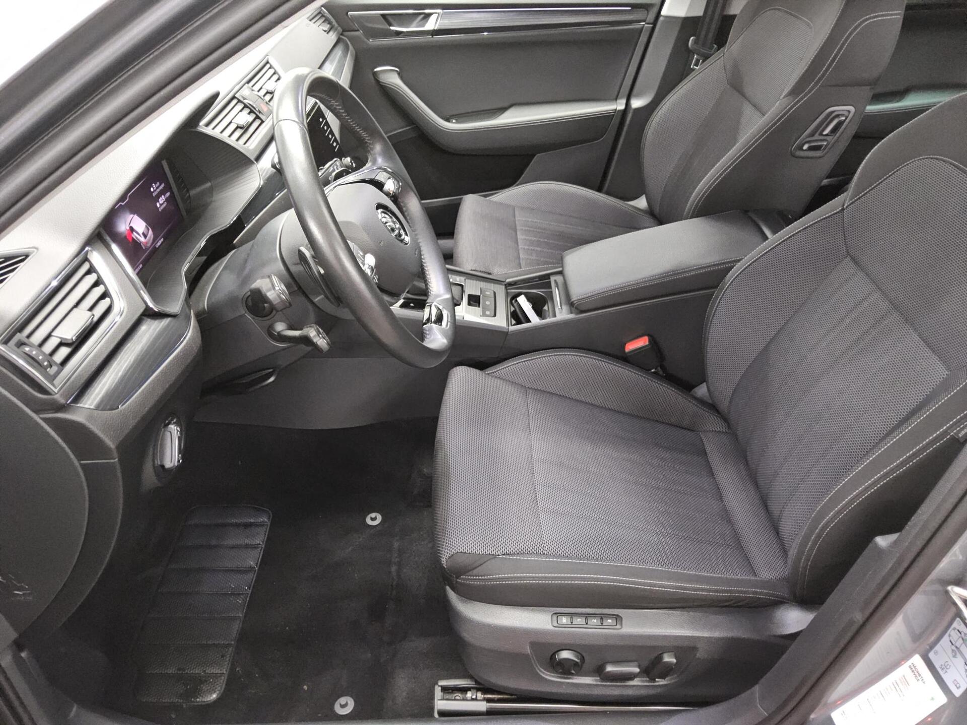 Skoda Superb Kombi 2.0 TDI Style Memory Navi LED ACC 9