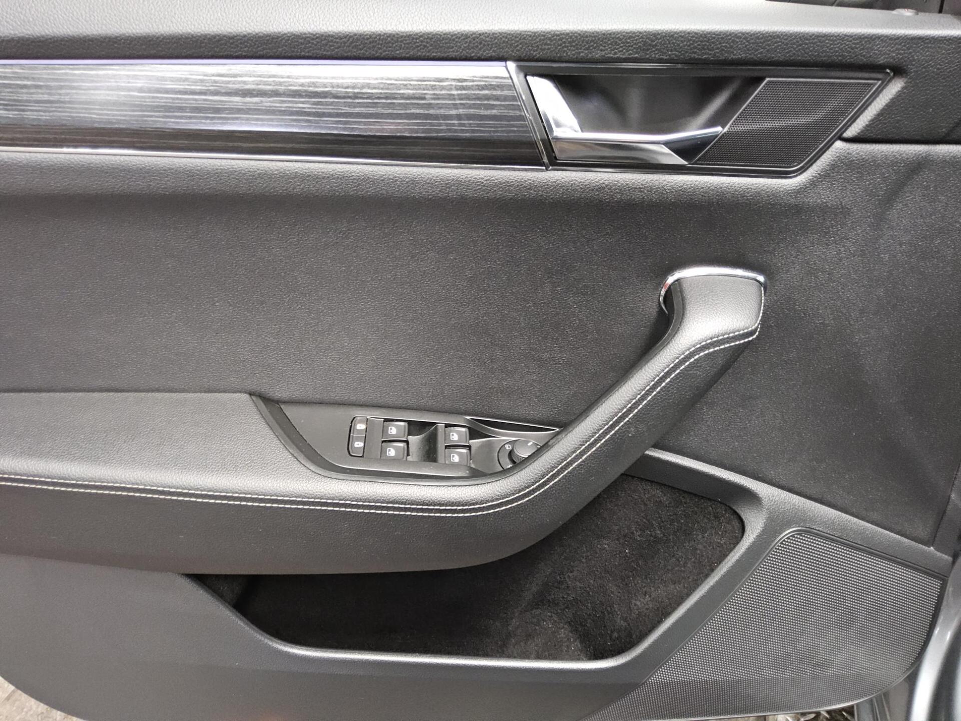 Skoda Superb Kombi 2.0 TDI Style Memory Navi LED ACC 10