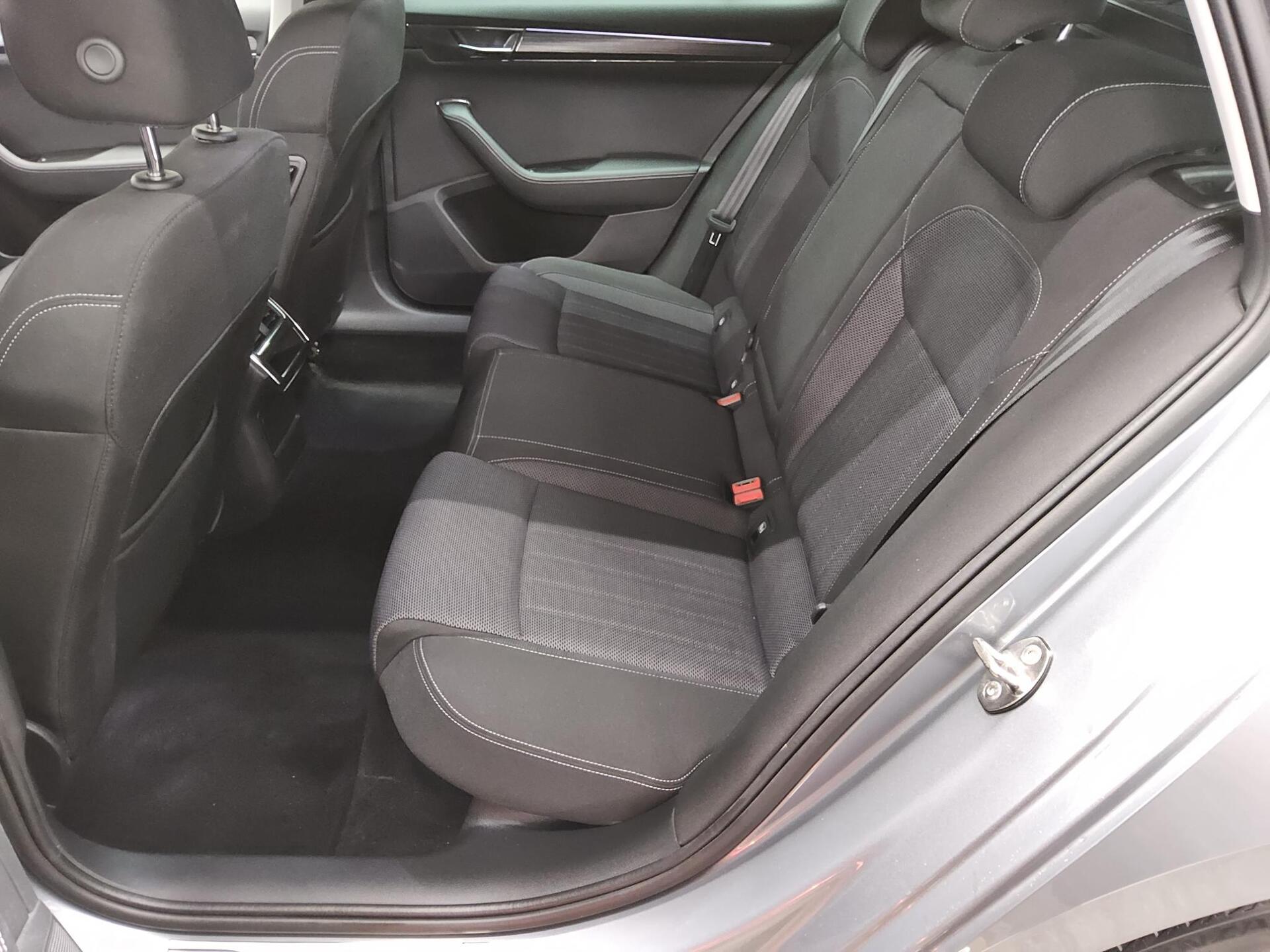 Skoda Superb Kombi 2.0 TDI Style Memory Navi LED ACC 13