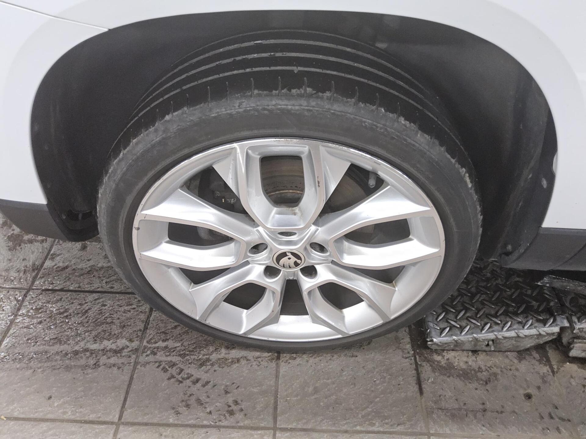 Skoda Karoq 2.0 TDI Style Navi vc ACC PDC Shz 11