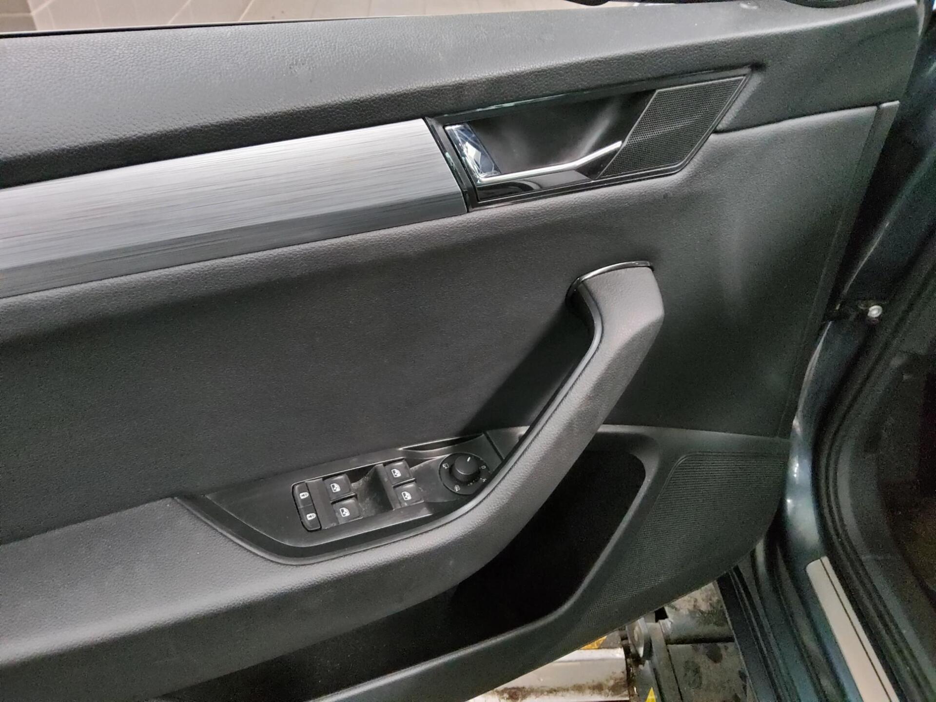 Skoda Superb 2.0 TDI Ambition Navi LED vc ACC RFK Shz 10