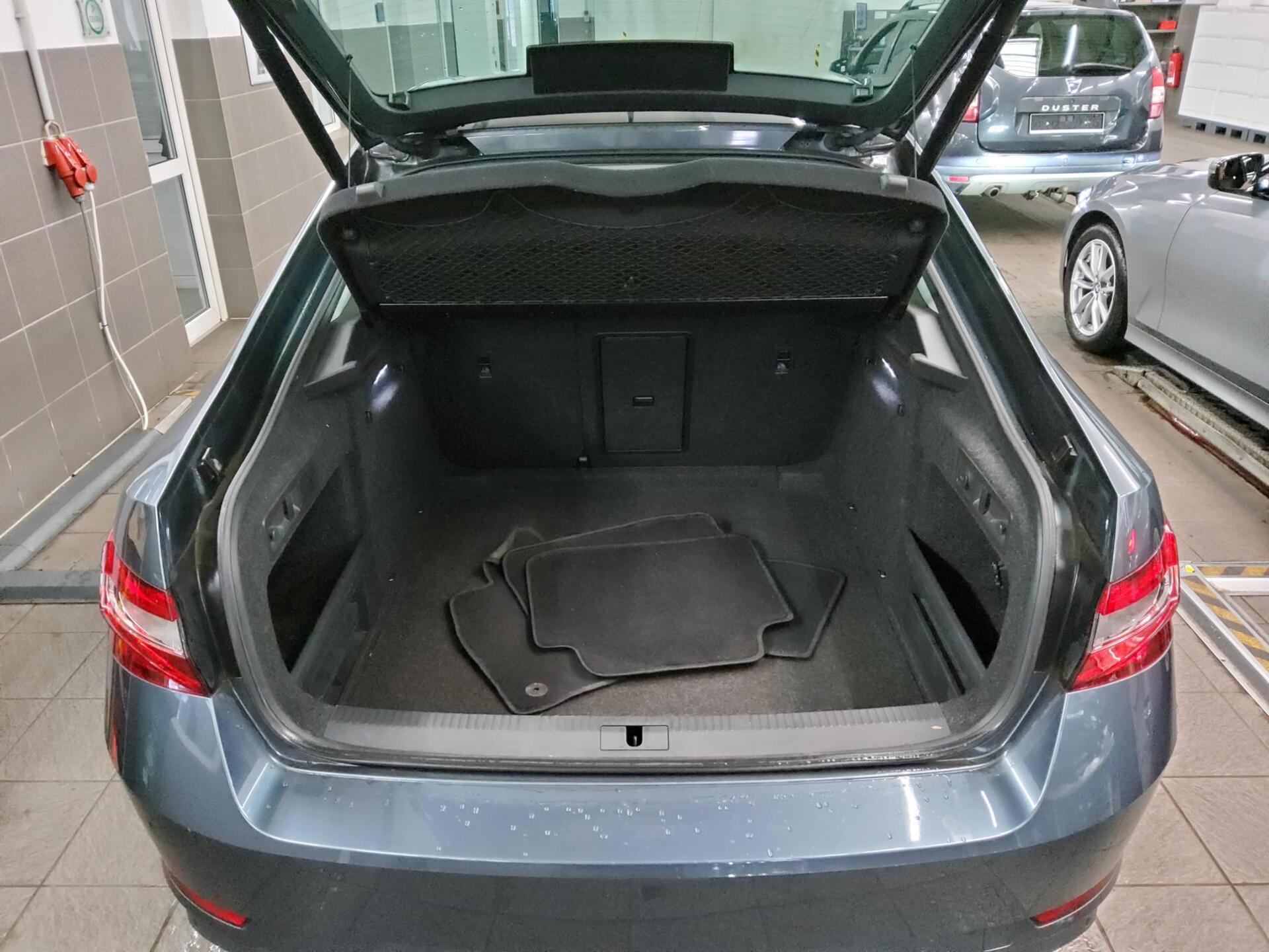 Skoda Superb 2.0 TDI Ambition Navi LED vc ACC RFK Shz 12