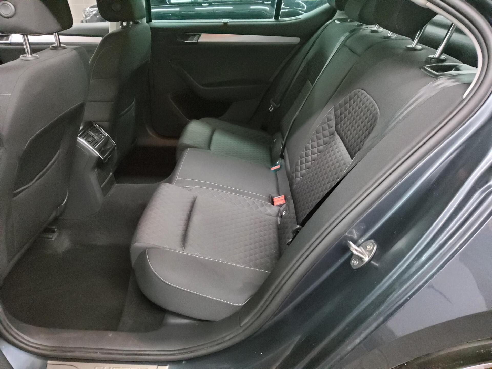 Skoda Superb 2.0 TDI Ambition Navi LED vc ACC RFK Shz 13