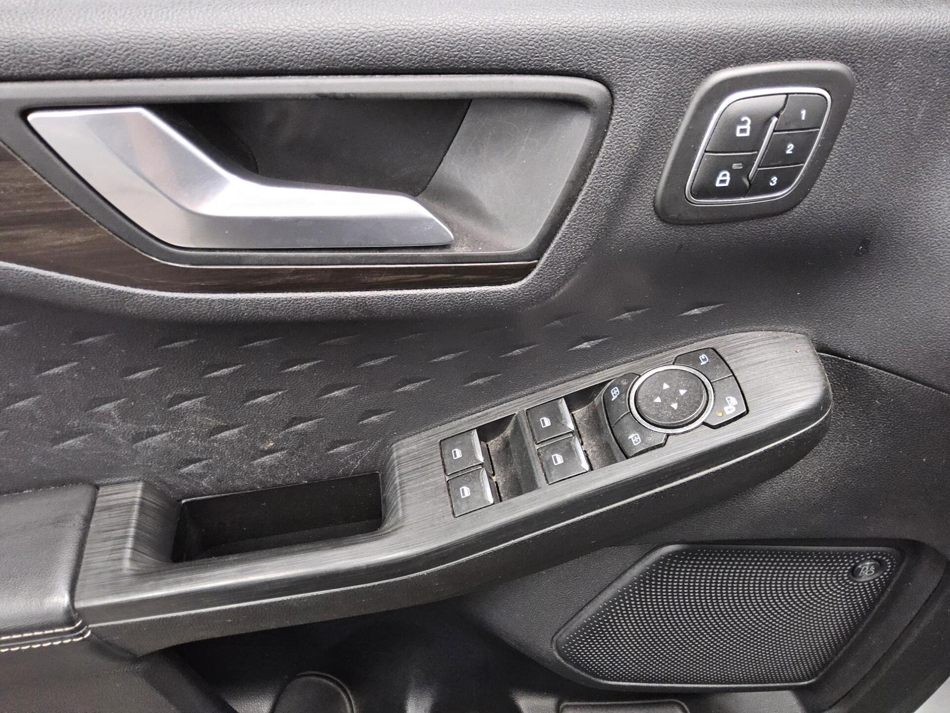 Ford Kuga 2.0 EB Vignale Navi LED DigiTacho HuD B&O 10