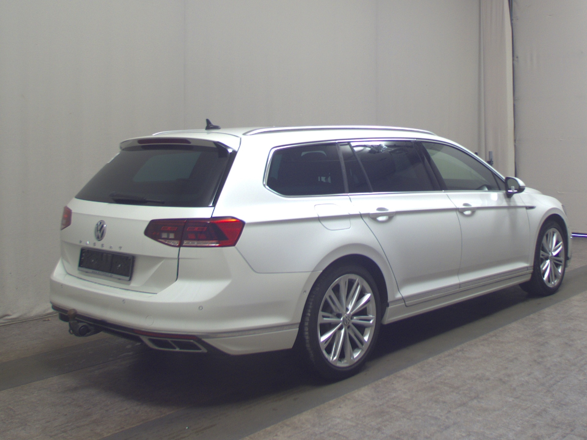 Volkswagen Passat Var. 2.0 TSI R-Line Pano AID Navi HuD AHK 4