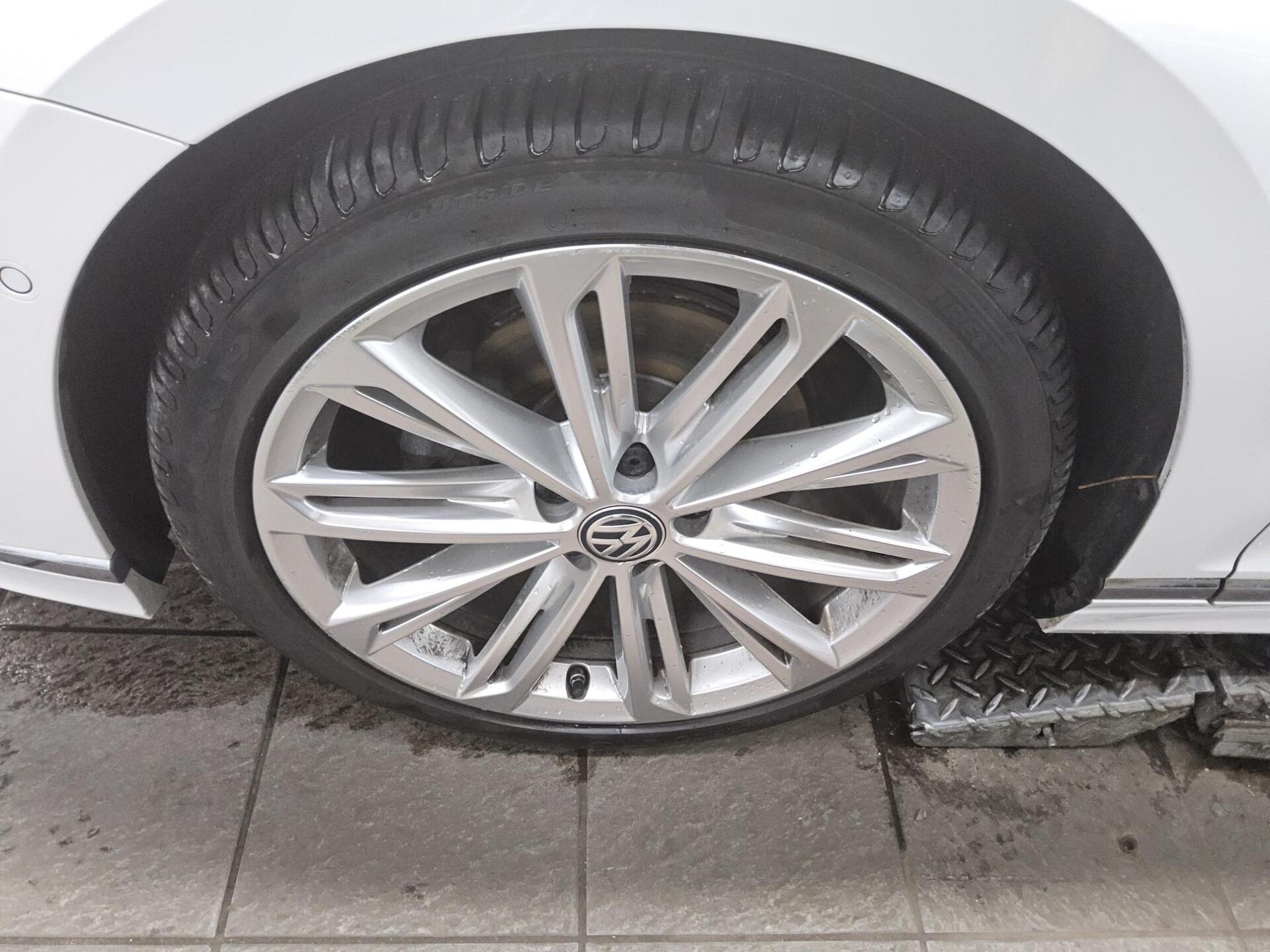 Volkswagen Passat Var. 2.0 TSI R-Line Pano AID Navi HuD AHK 11