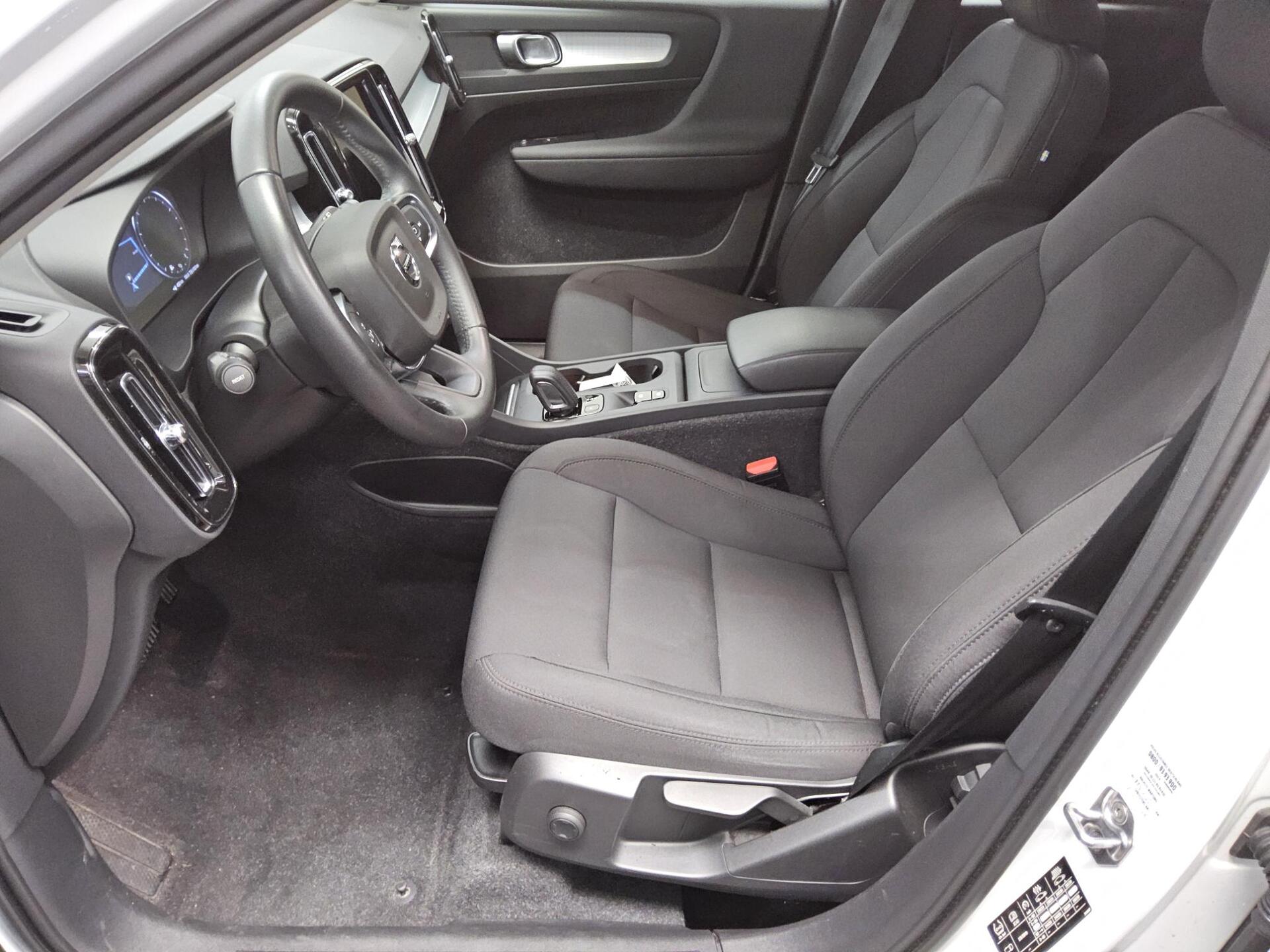 Volvo XC40 B4 Momentum Pro Navi LED ACC PDC Shz 9