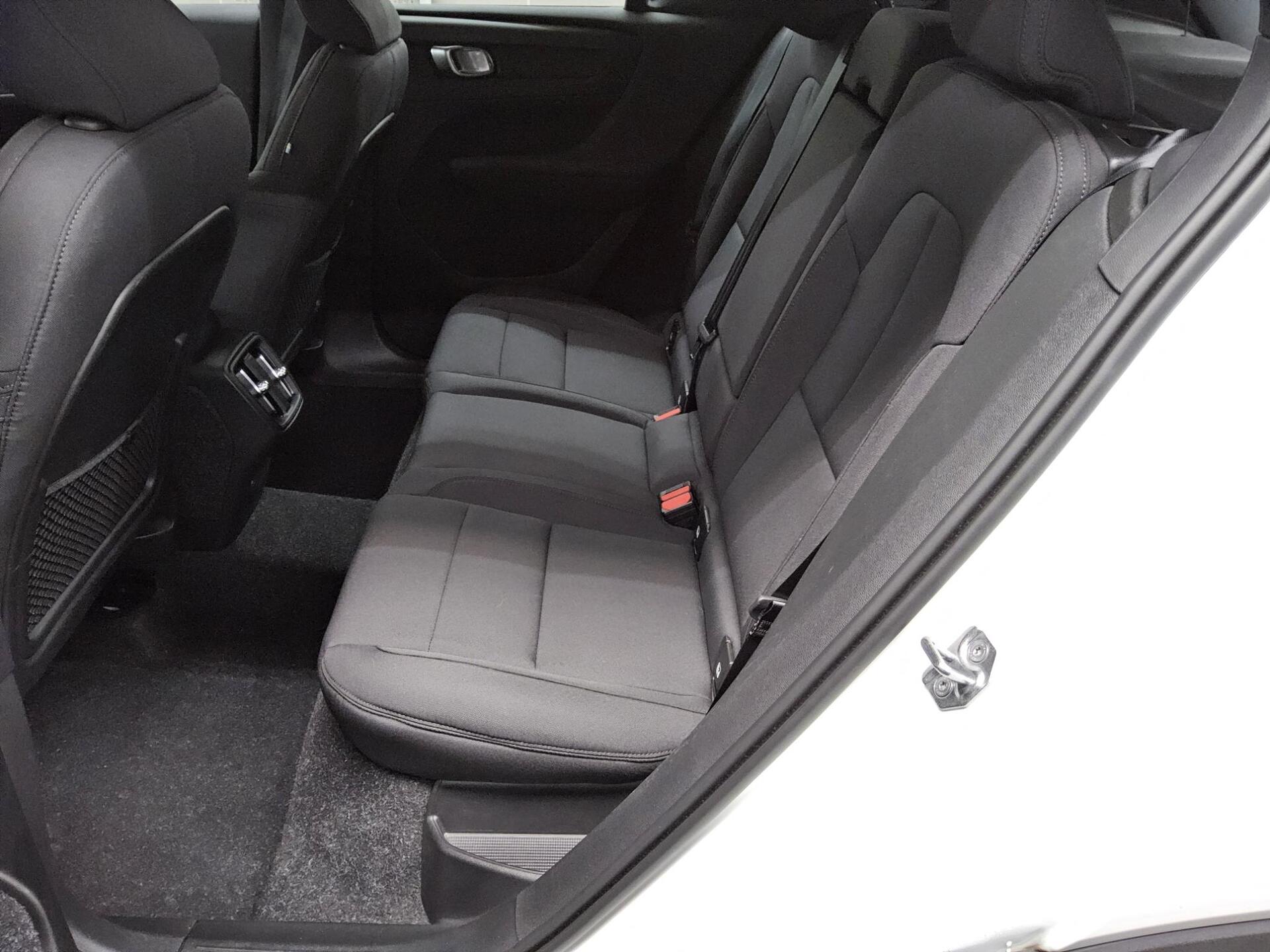 Volvo XC40 B4 Momentum Pro Navi LED ACC PDC Shz 13