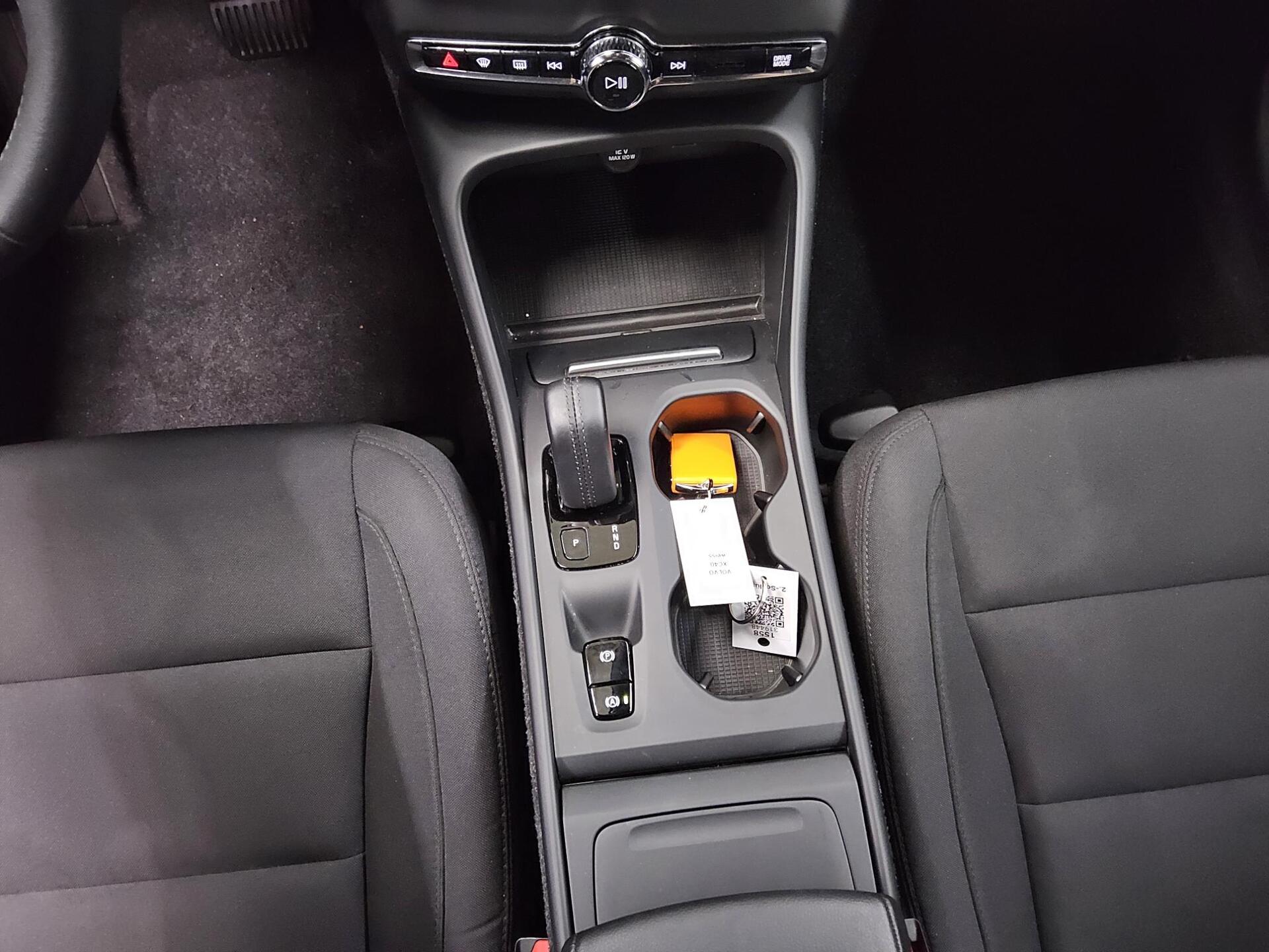 Volvo XC40 B4 Momentum Pro Navi LED ACC PDC Shz 6