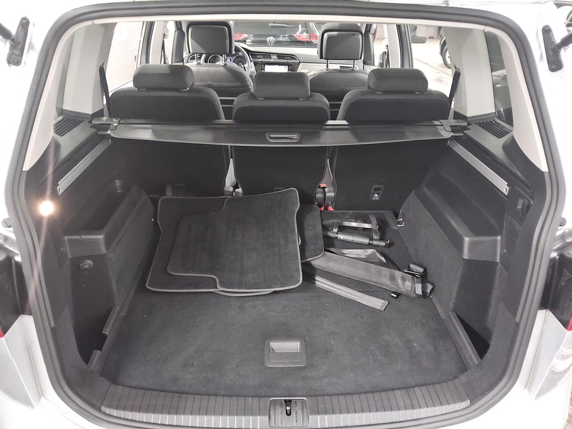 Volkswagen Touran 2.0 TDI Comf. Navi Pano RFK PDC Shz 11