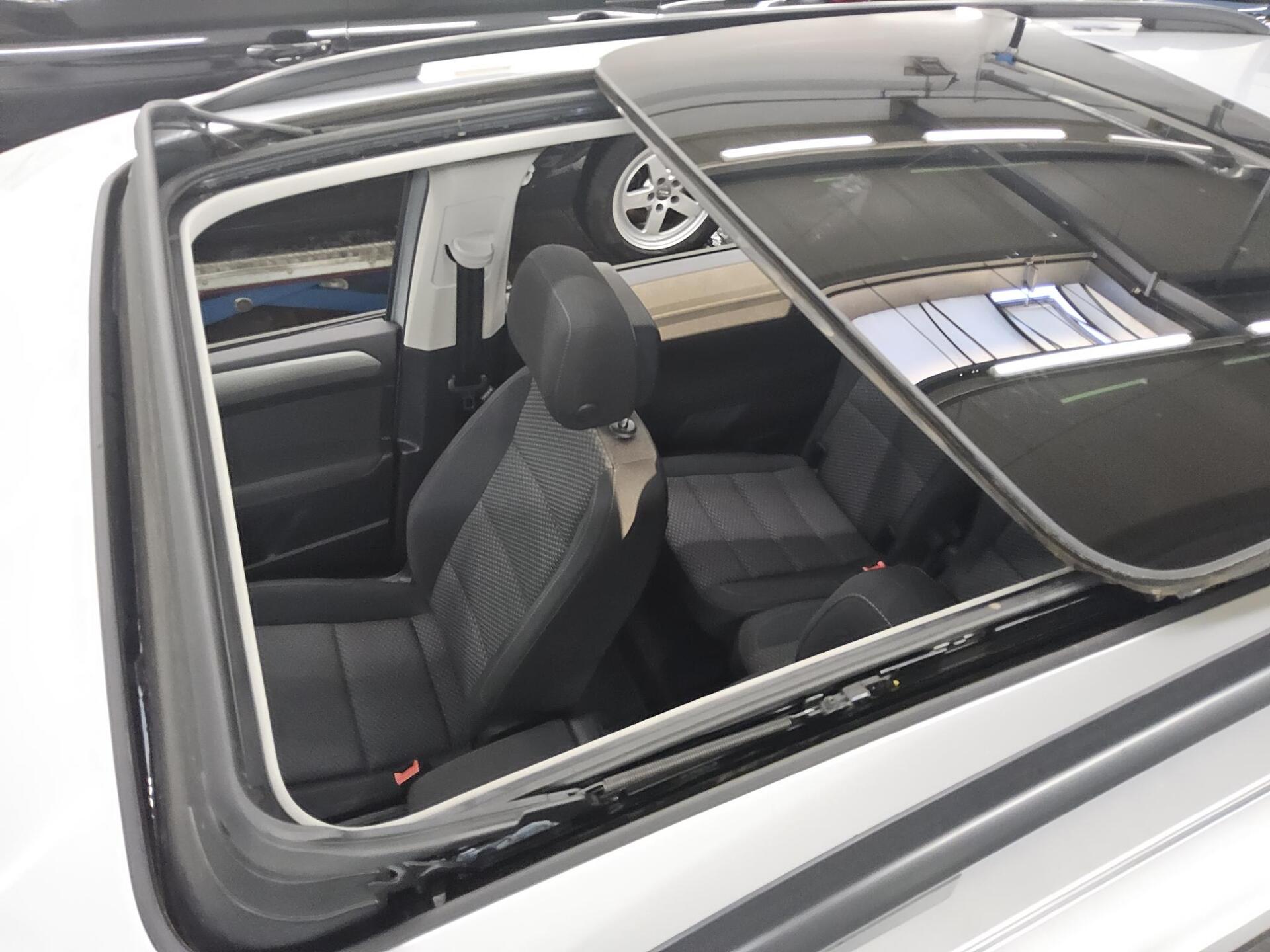 Volkswagen Touran 2.0 TDI Comf. Navi Pano RFK PDC Shz 12