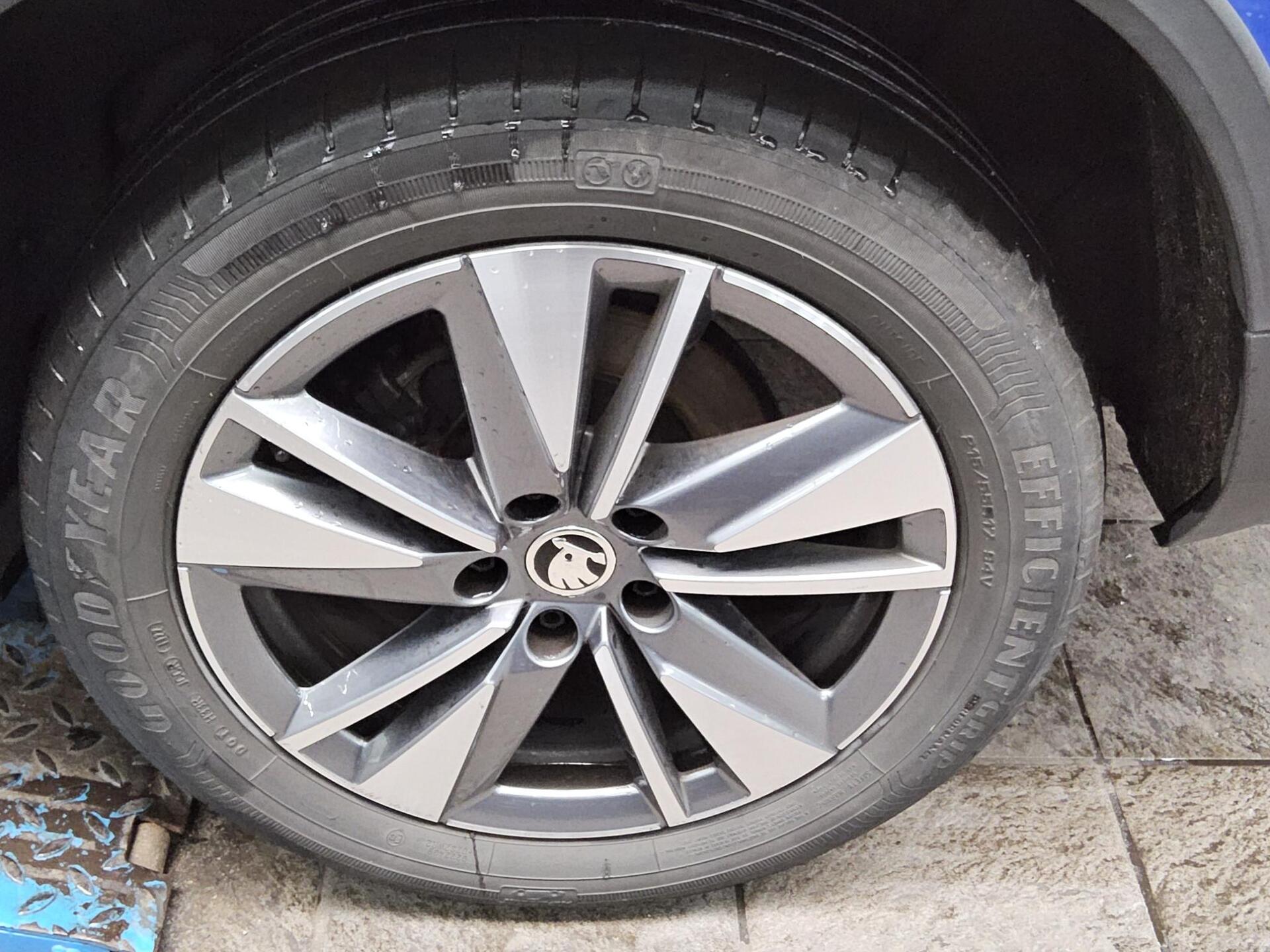 Skoda Karoq 2.0 TDI Tour Navi LED vc RFK ACC 4xShz 10