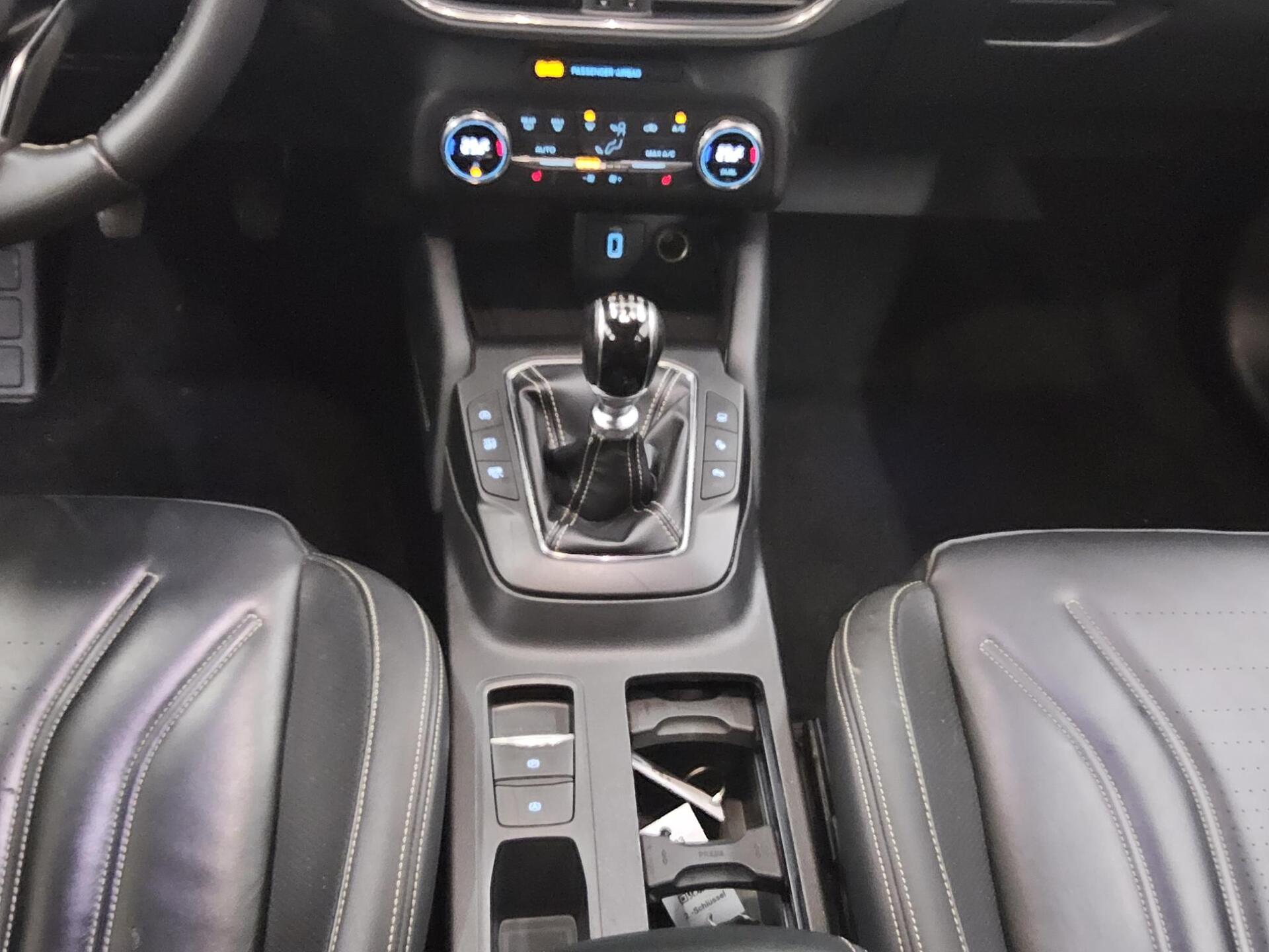 Ford Focus Turnier 1.5 EB Vignale Navi LED Leder B&O 6