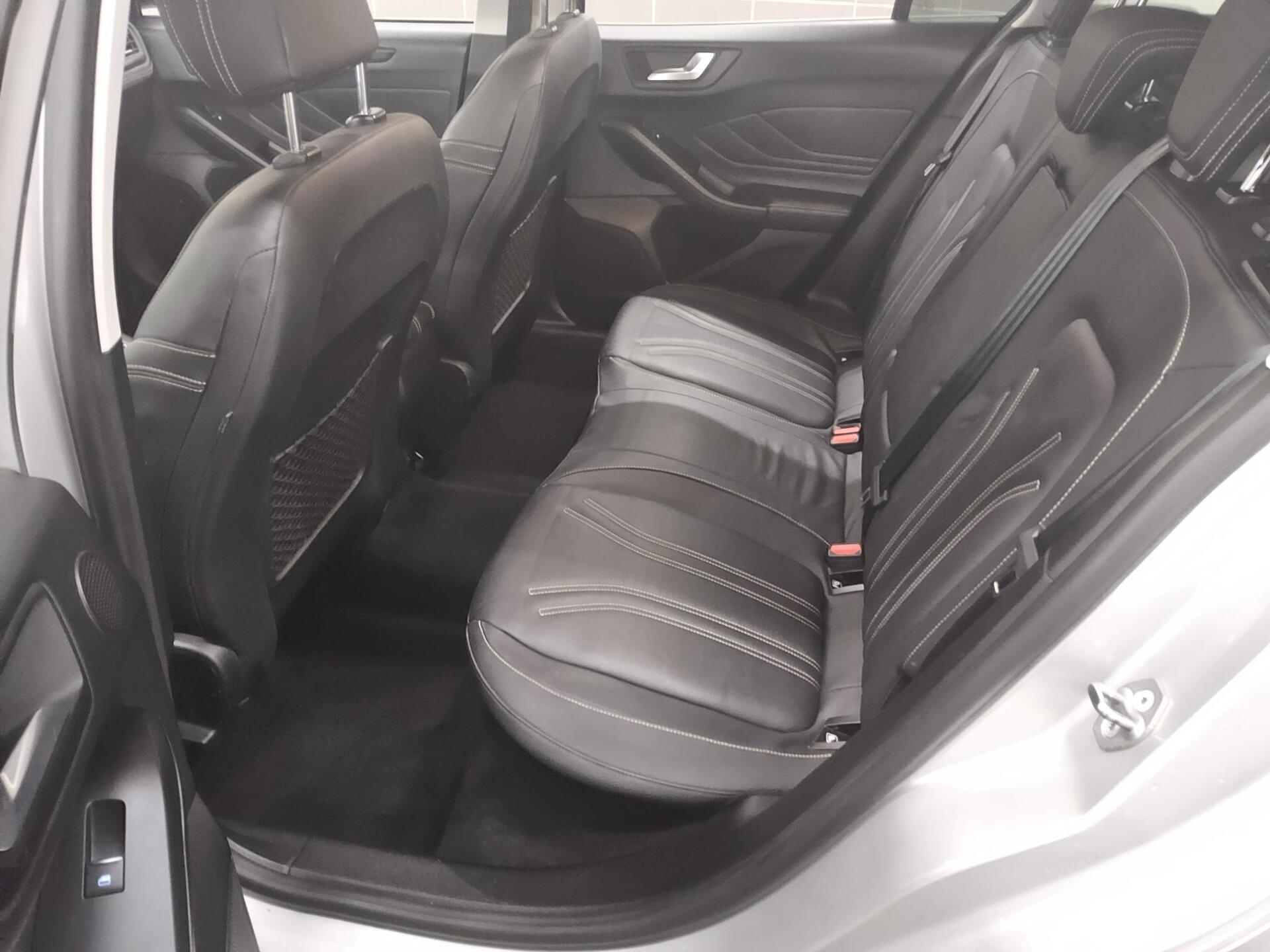 Ford Focus Turnier 1.5 EB Vignale Navi LED Leder B&O 13