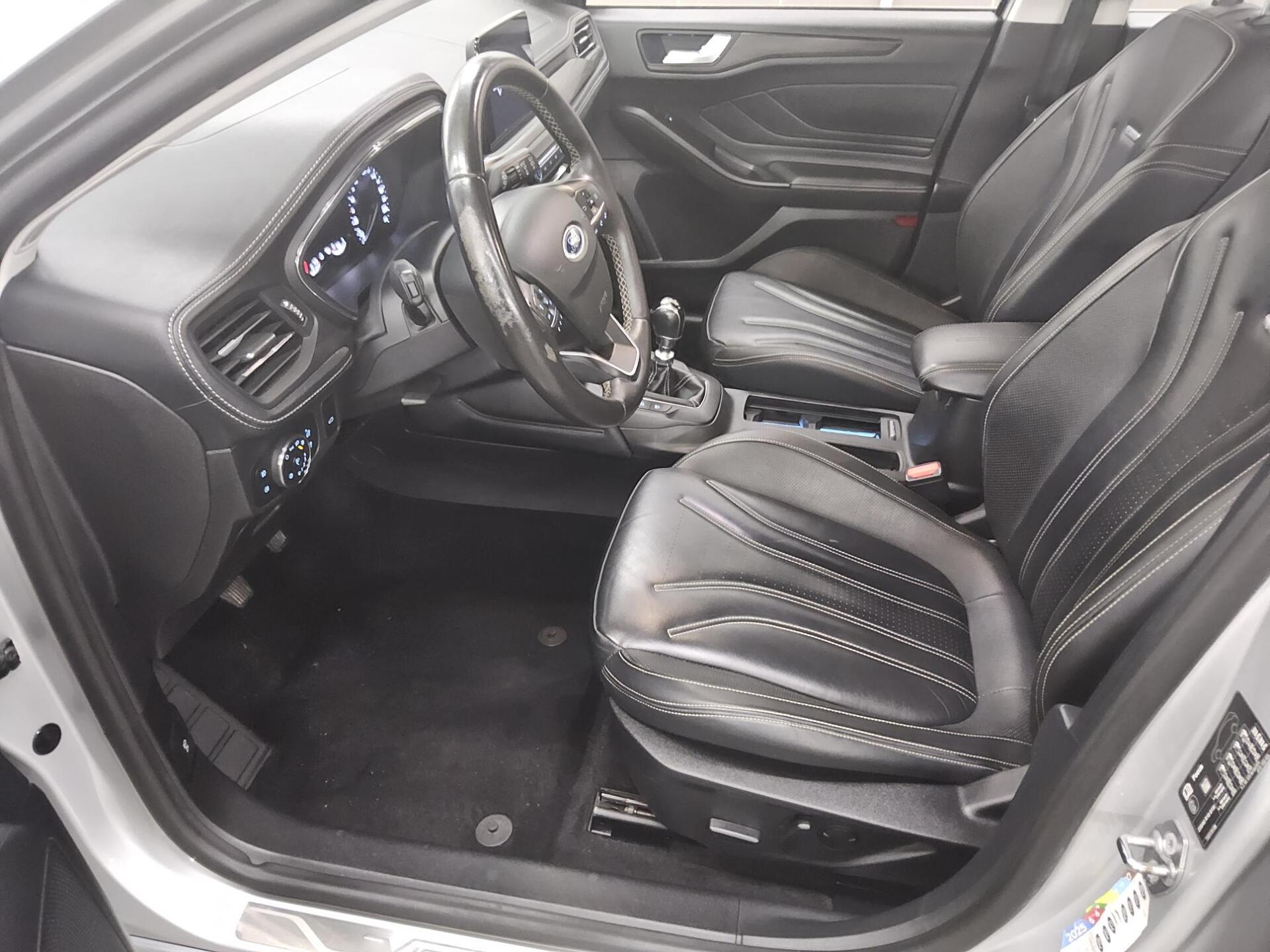 Ford Focus Turnier 1.5 EB Vignale Navi LED Leder B&O 8