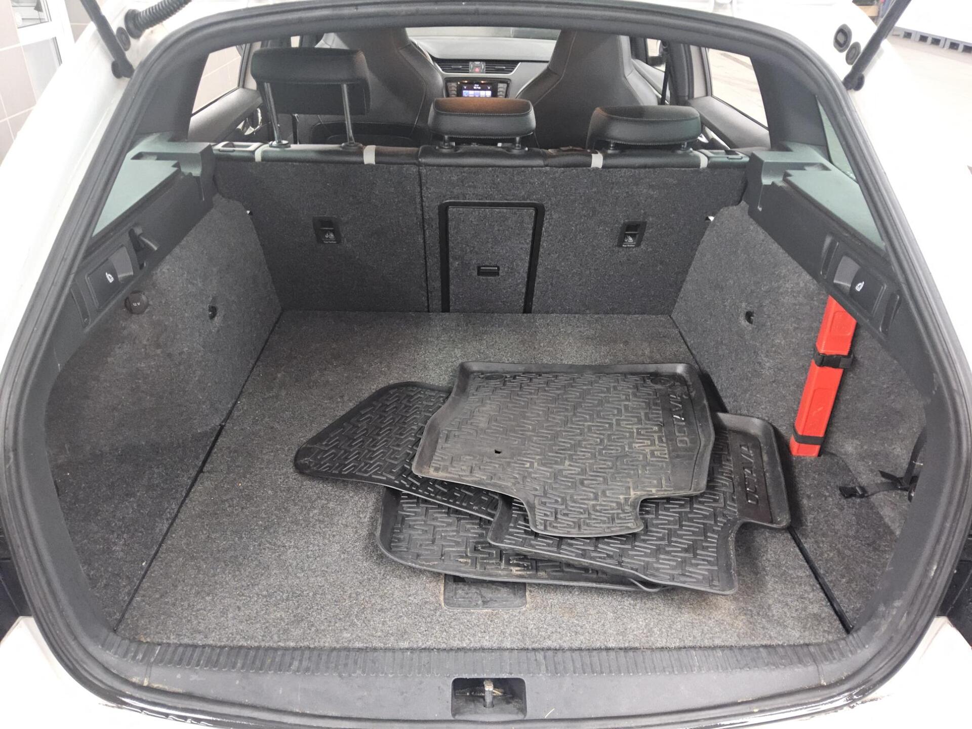 Skoda Octavia 2.0 TSI RS T-Leder Shz PDC Xenon 12