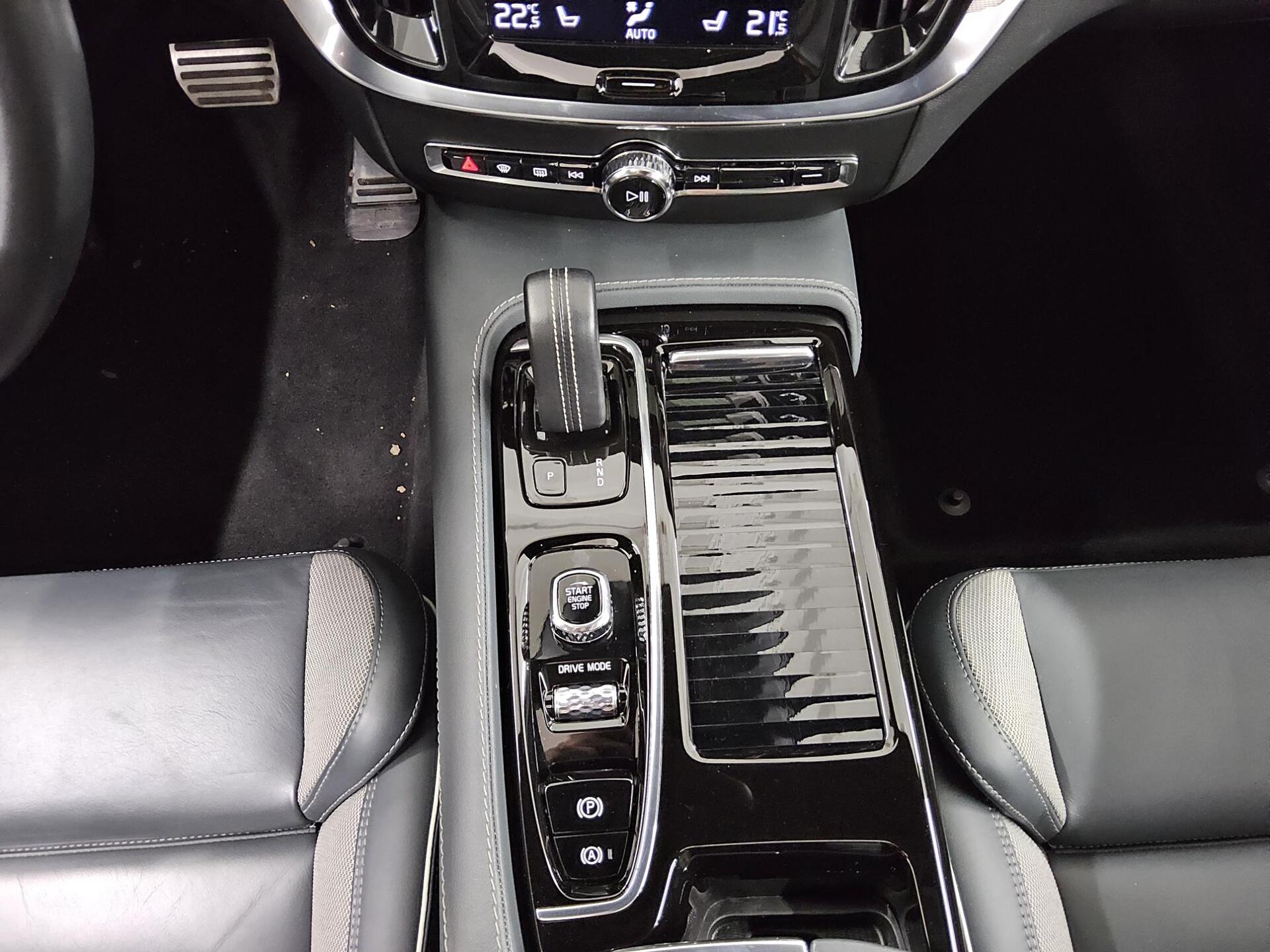 Volvo V60 T6 AWD R-Design T-Leder Navi LED Pano 4xShz 6