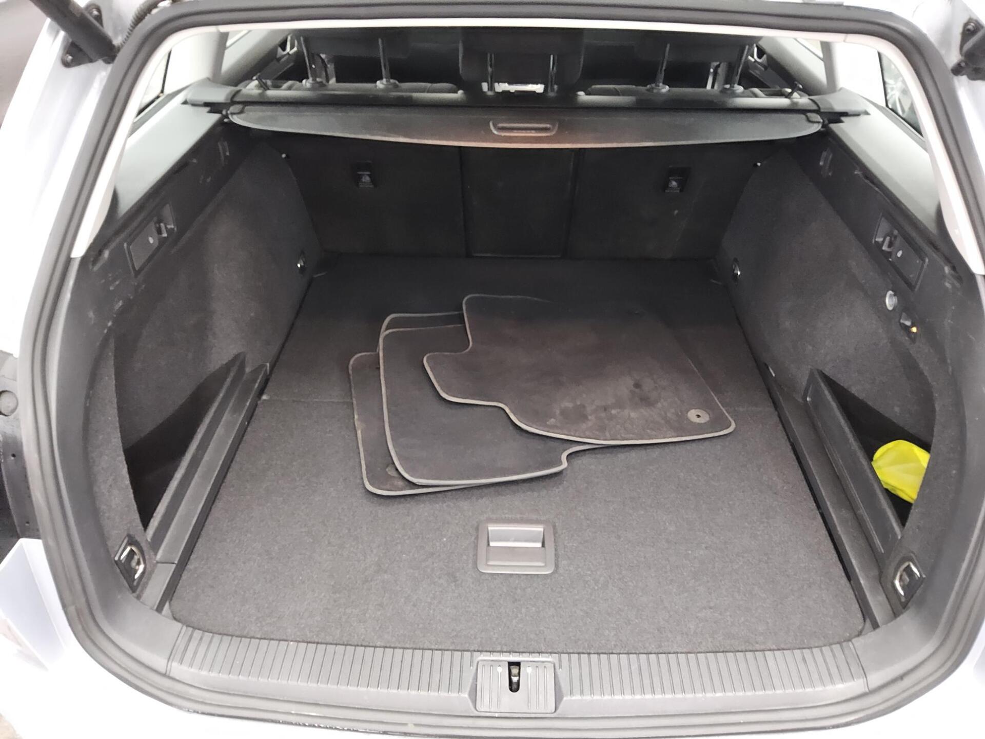 Volkswagen Passat Var. 2.0 TDI Business Navi Pano HuD AHK 12