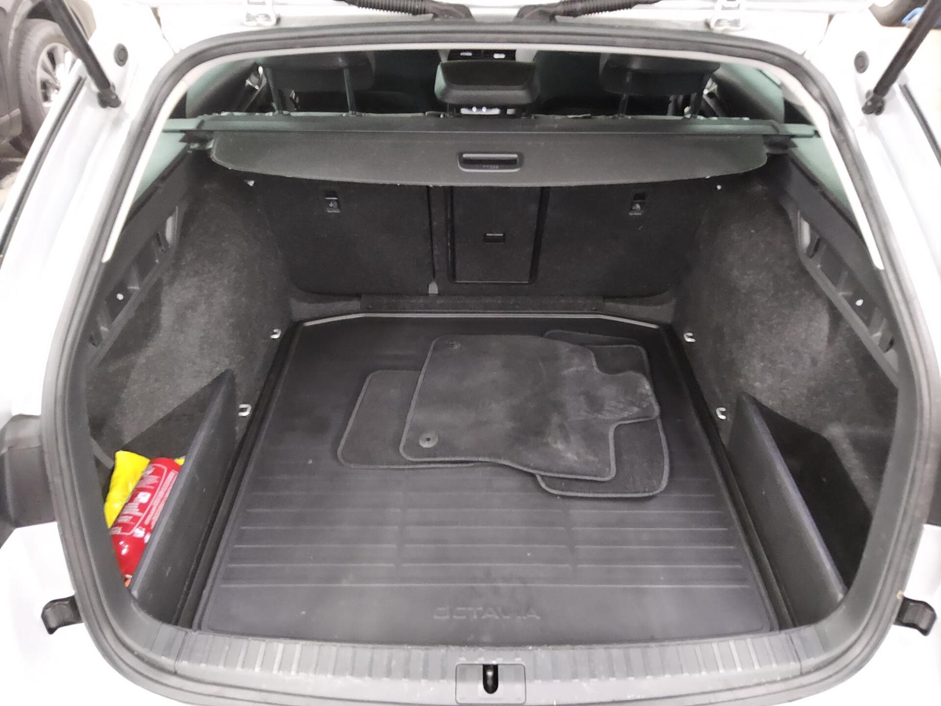 Skoda Octavia Kombi 2.0 TDI Ambition T-Leder Navi LED 12