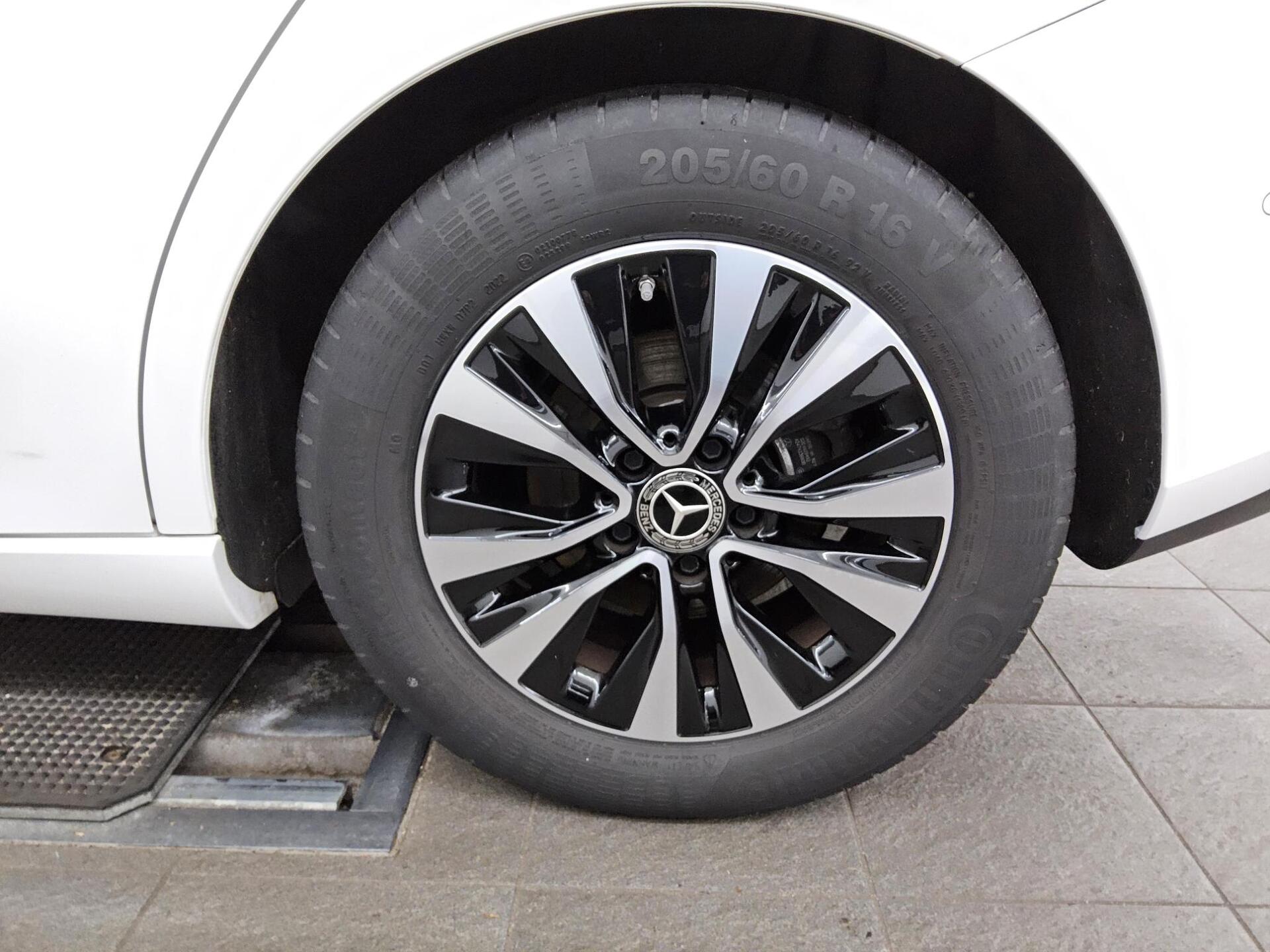 Mercedes-Benz B 180 d Style T-Leder Navi LED Panorama AHK 11