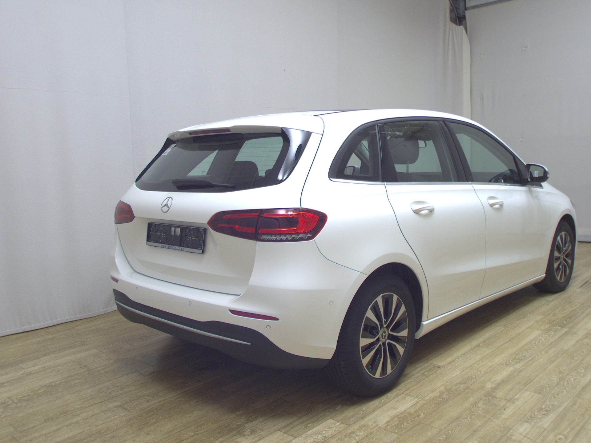 Mercedes-Benz B 180 d Style T-Leder Navi LED Panorama AHK 4