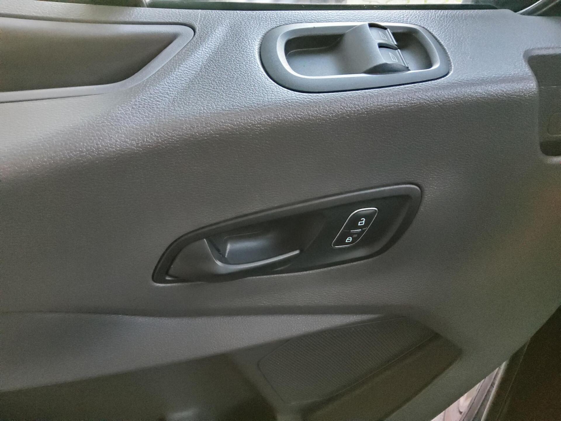 Ford Transit 2.0 TDCi FT 350 L3H2 8-Sitz ACC RFK Xen. 9