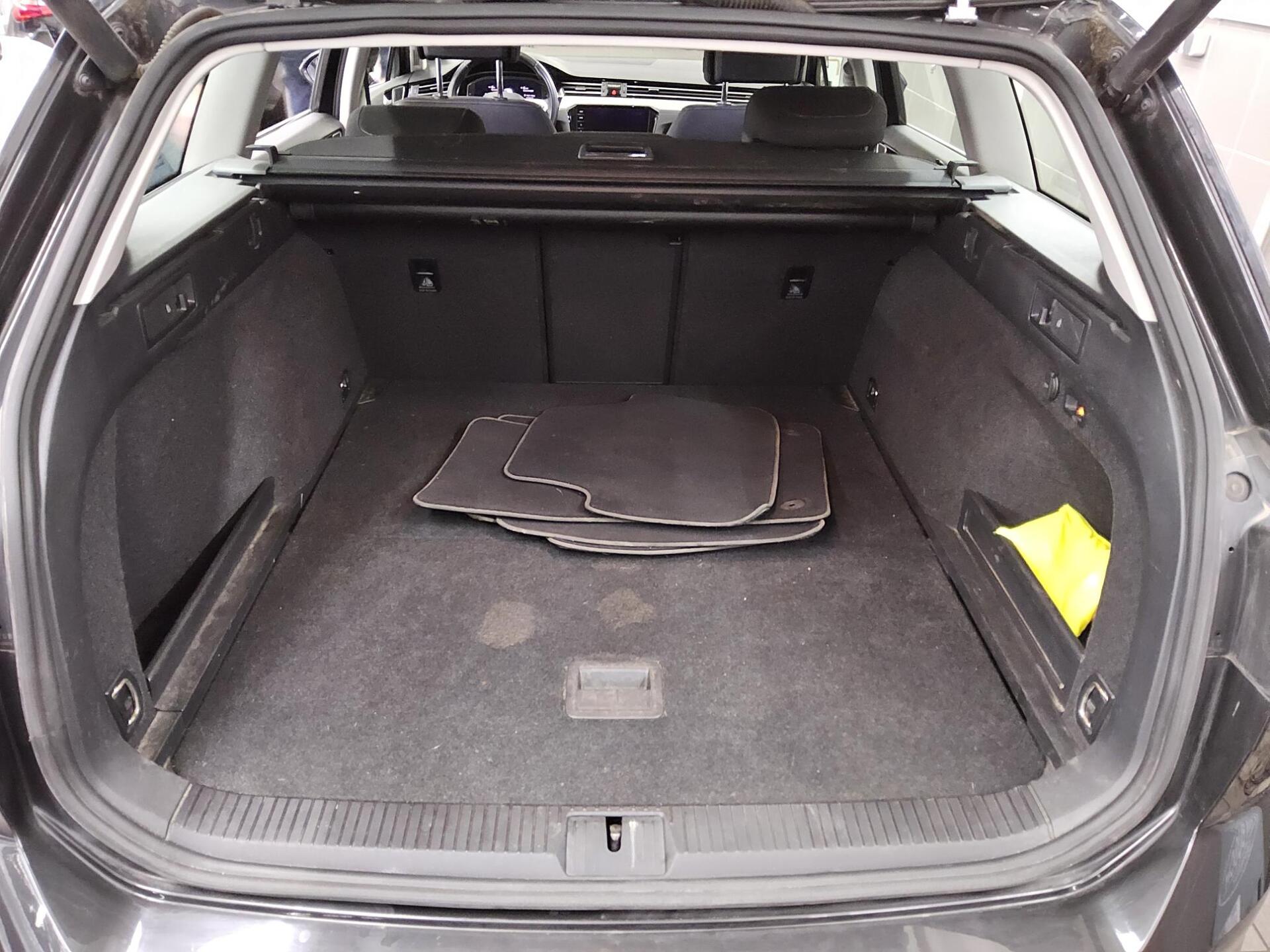 Volkswagen Passat Var. 1.5 TSI Business Nav LED AID RFK AHK 12