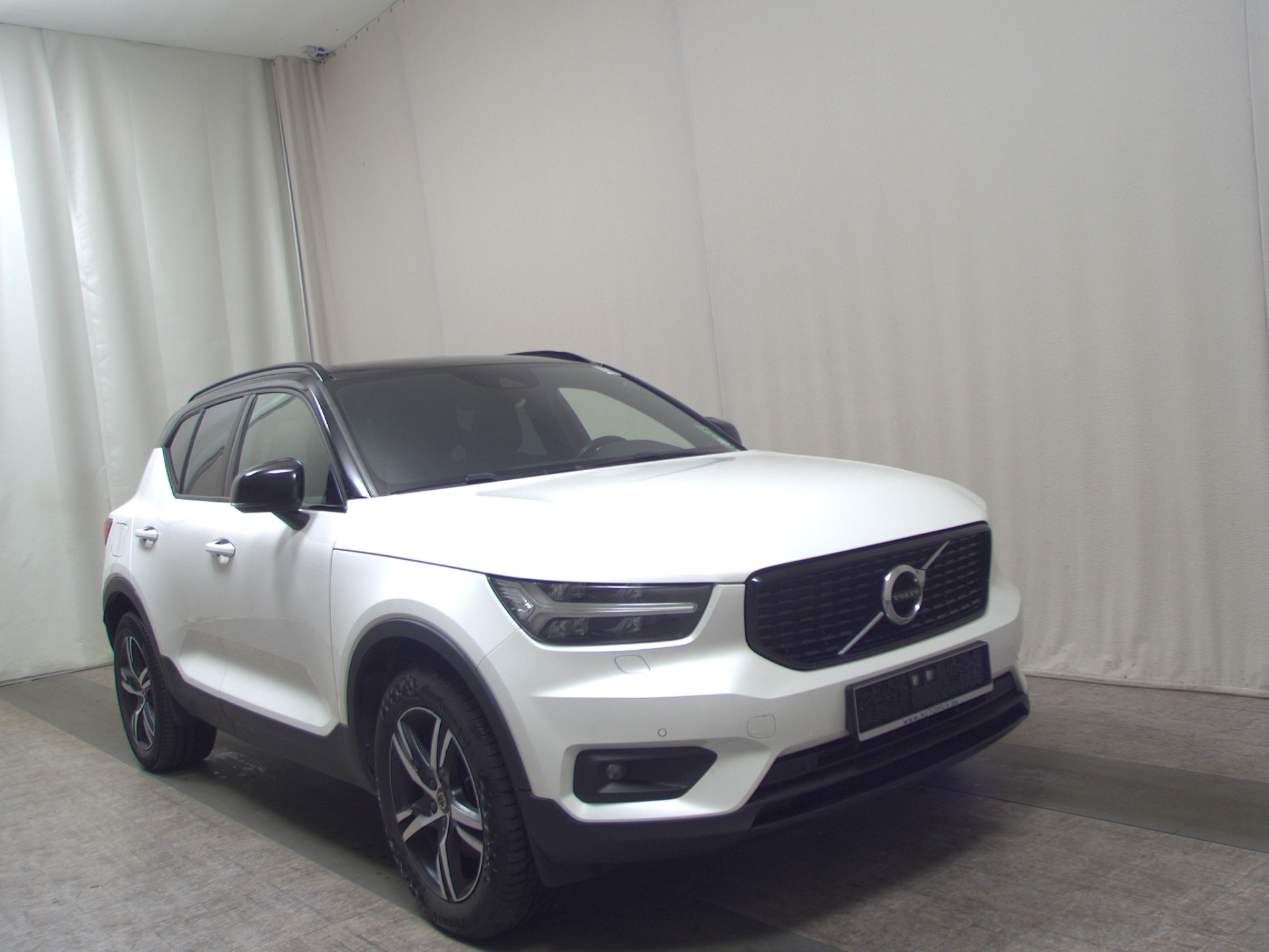 Volvo XC40 D4 AWD R-Design Navi LED RfK StandHzg AHK 3