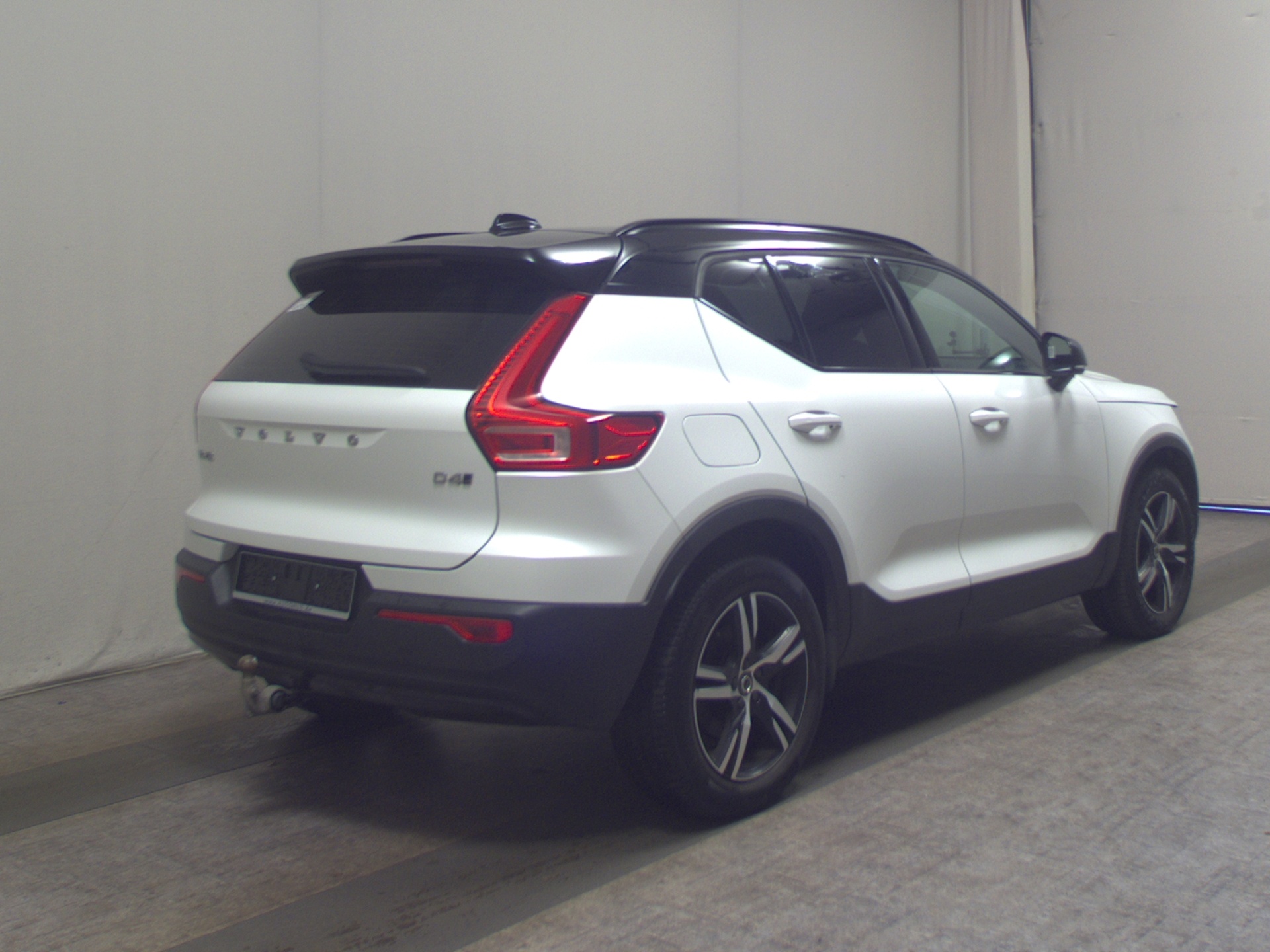 Volvo XC40 D4 AWD R-Design Navi LED RfK StandHzg AHK 4
