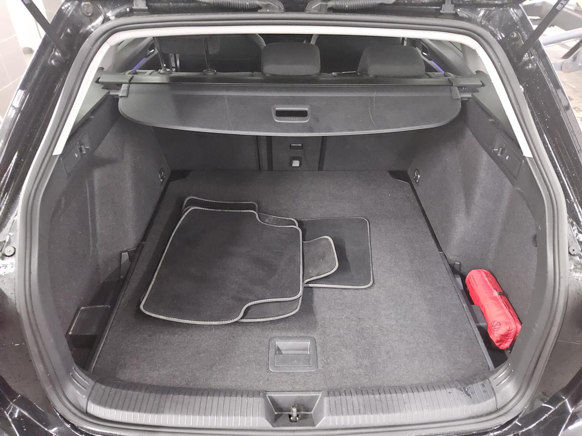 Volkswagen Golf-8 Var. 1.5 TSI Life Navi LED AID PDC SHZ 12