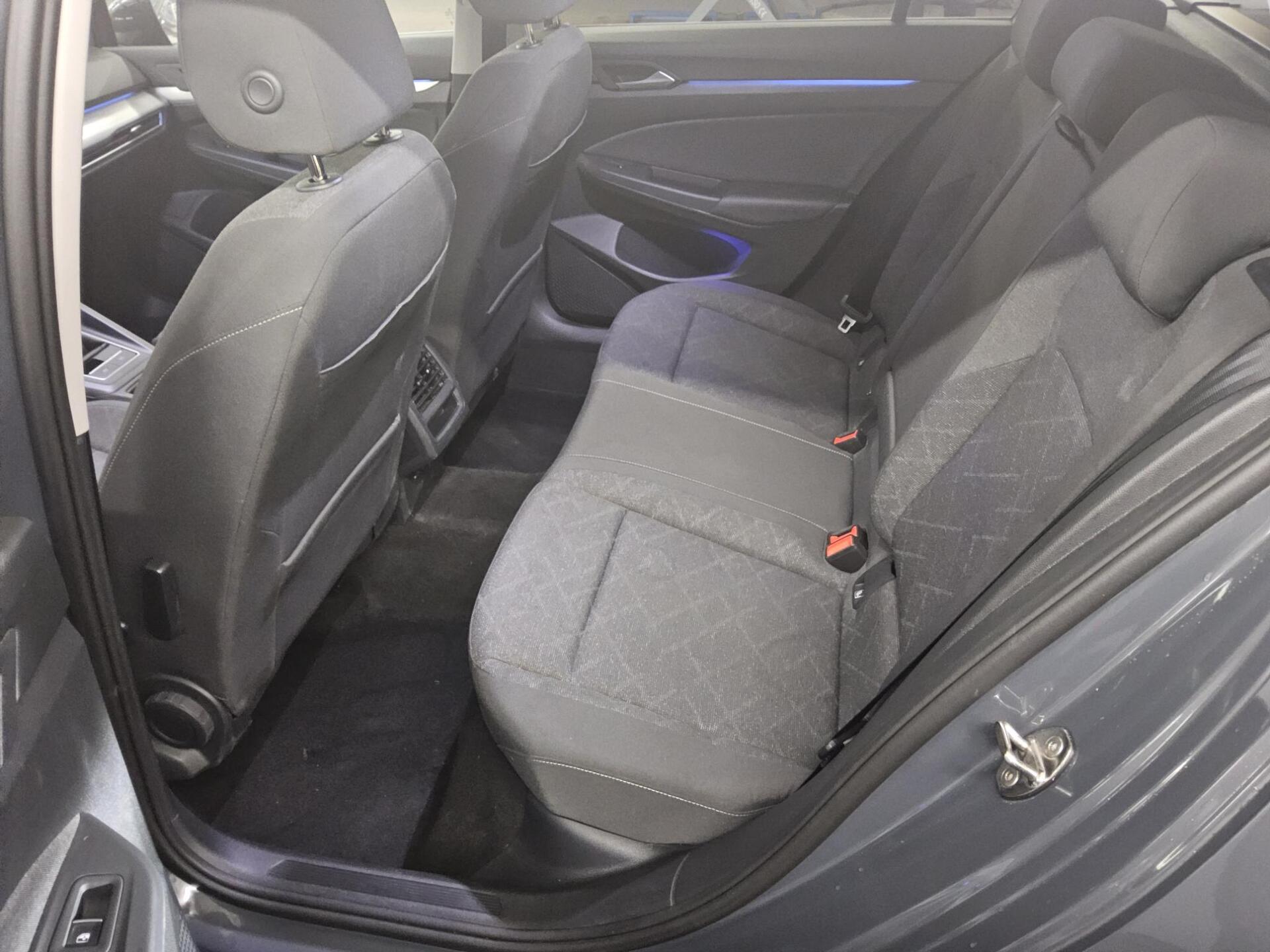 Volkswagen Golf-8 Var. 1.5 TSI Life Navi LED AID  PDC SHZ 13