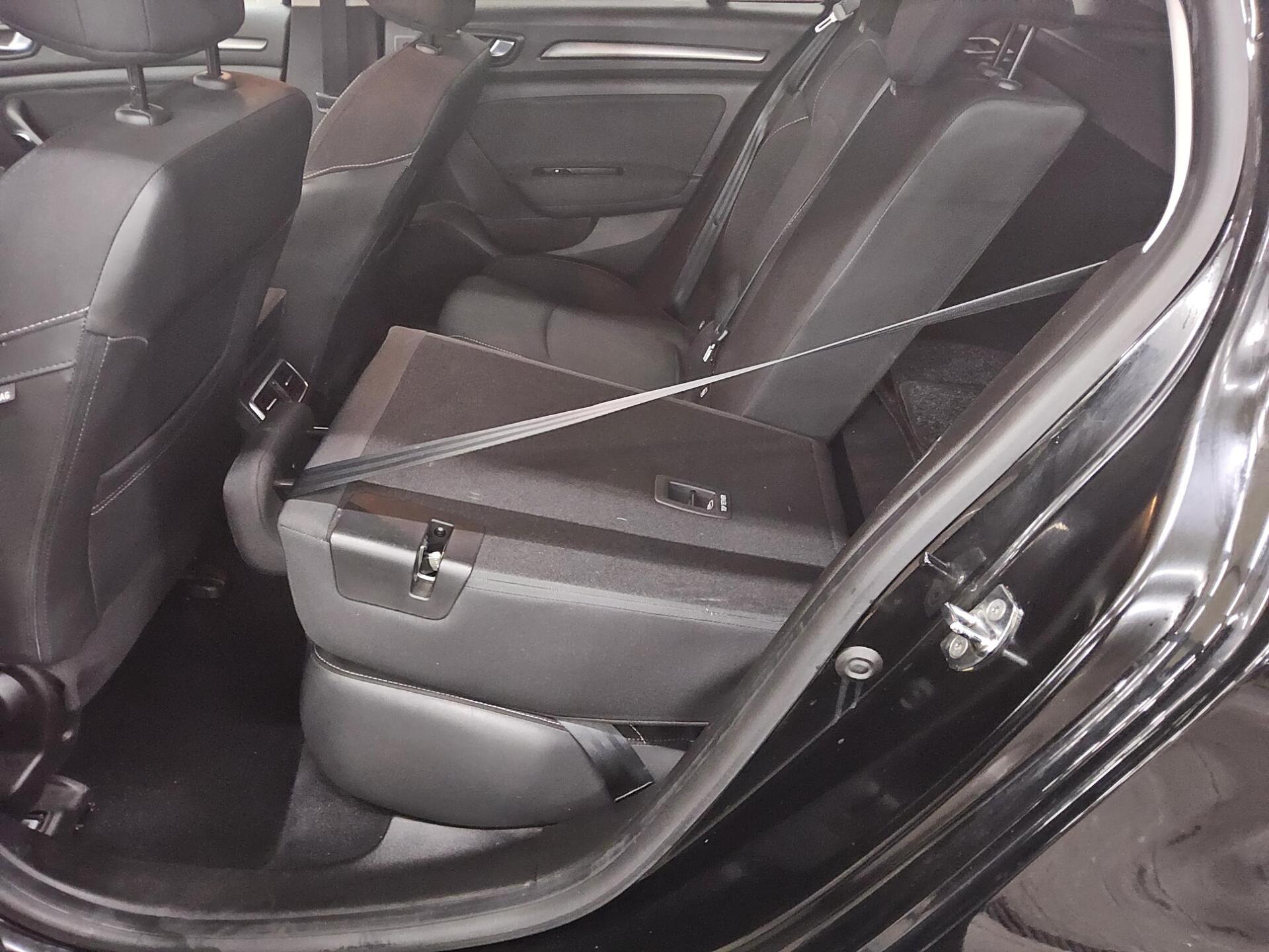 Renault Megane Grandtour 1.5 AHK LED PDC Shz Tempomat 12