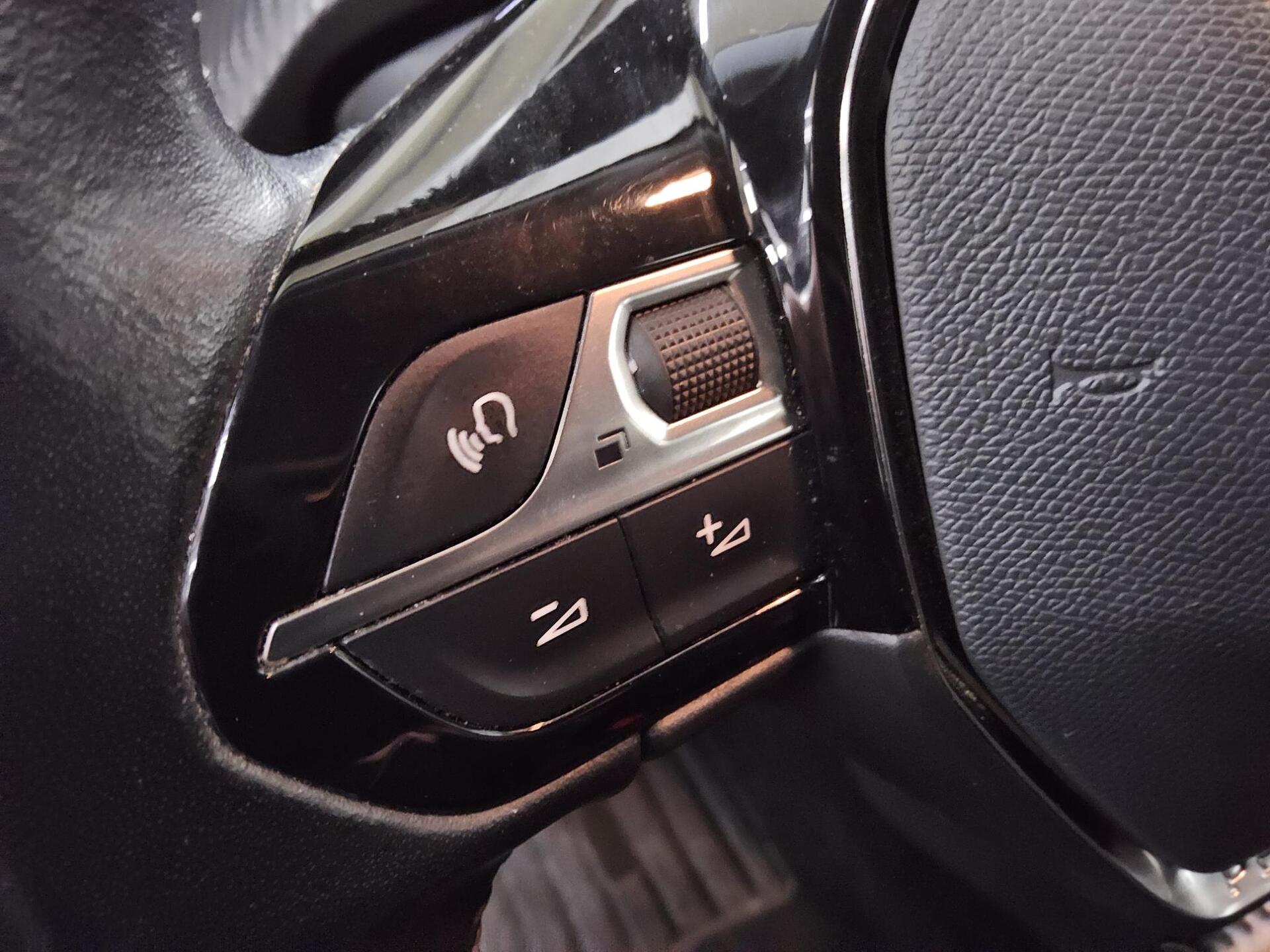 Peugeot 2008 1.5 BlueHDI Active Navi LED AHK Shz PDC DAB 13