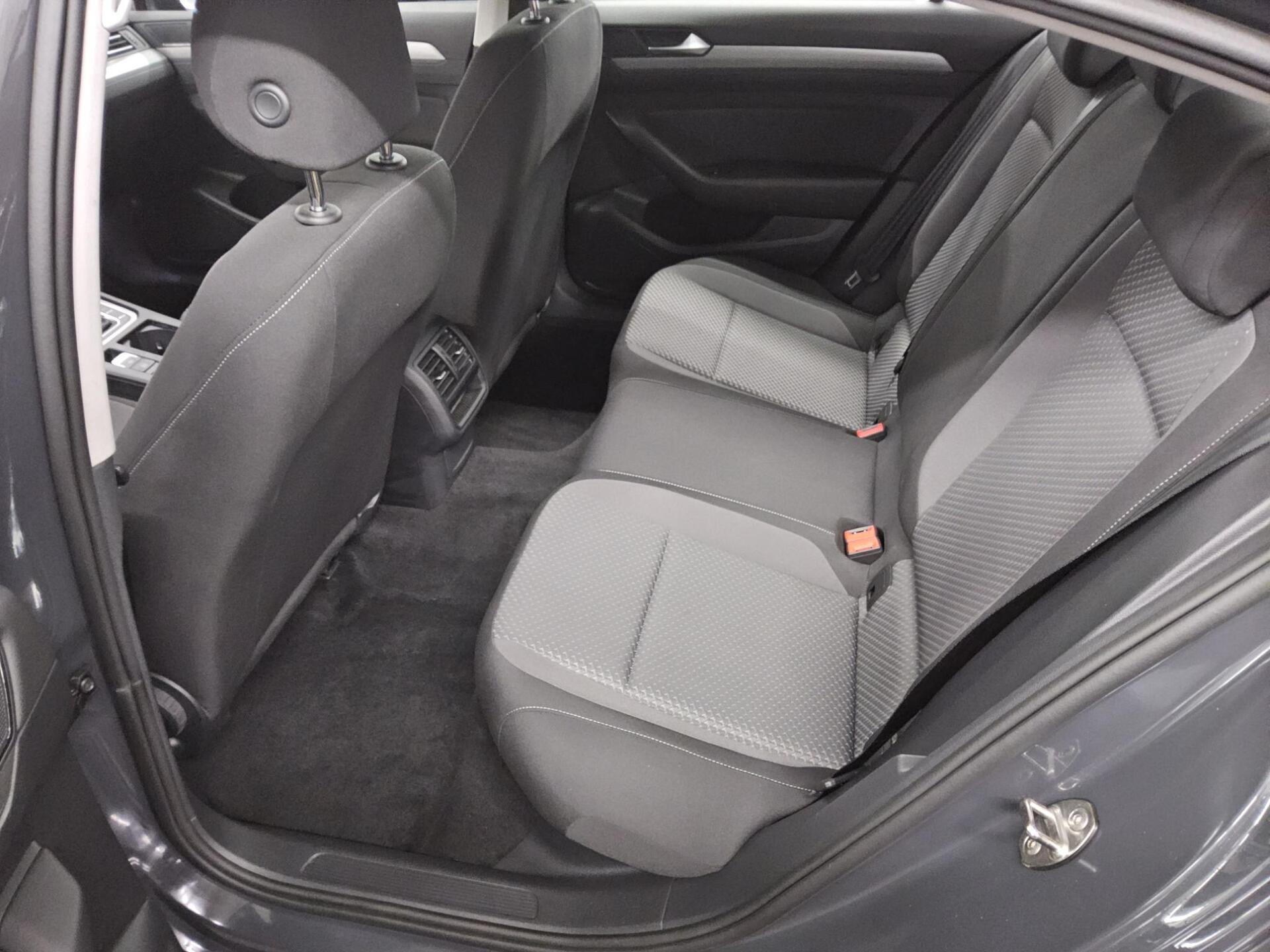 Volkswagen Passat 1.5 TSI Navi LED RFK SHZ ACC 12