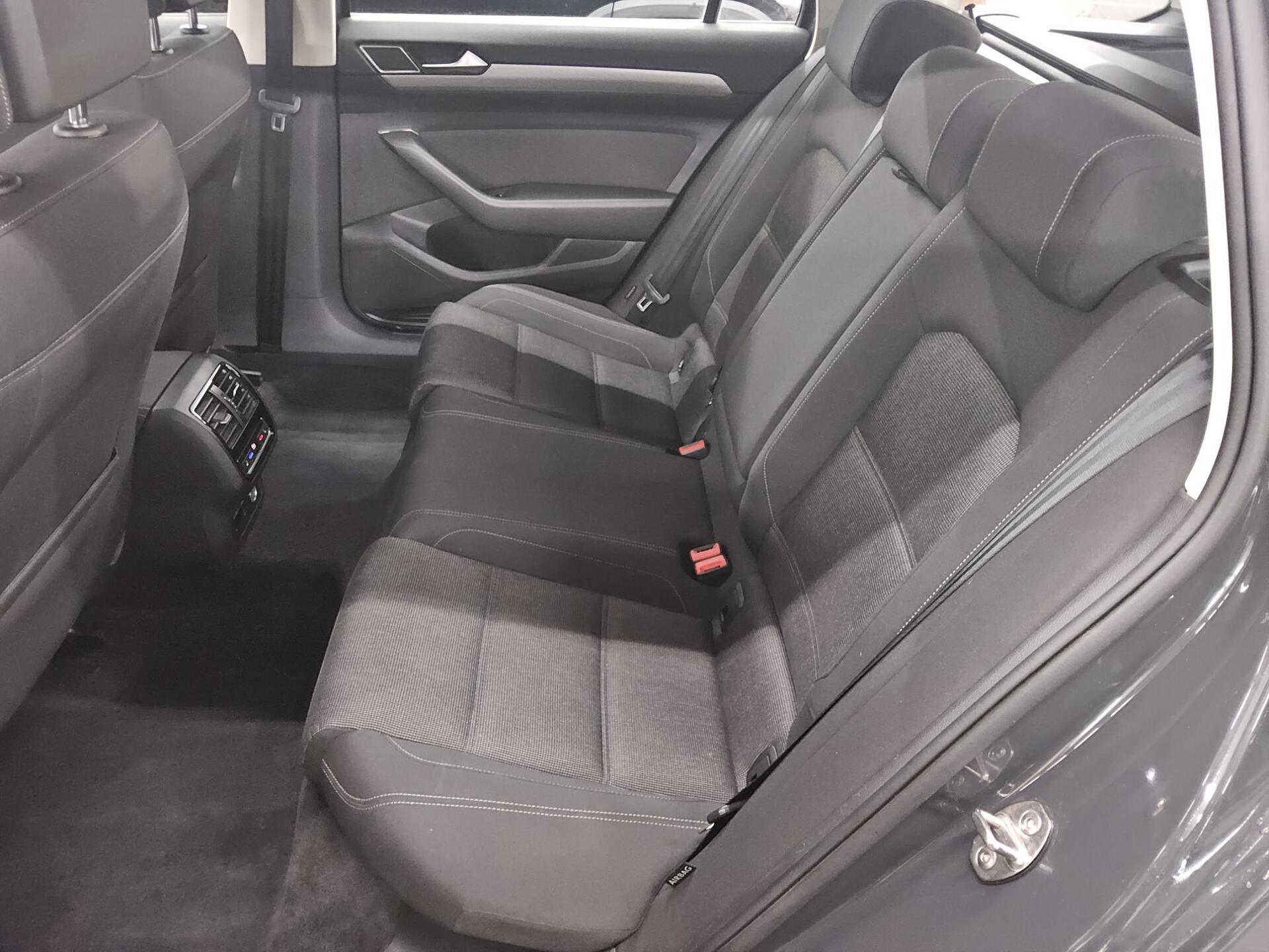 Volkswagen Passat Var. 2.0 TDI Comf. Navi LED AID RFK 4xShz 13