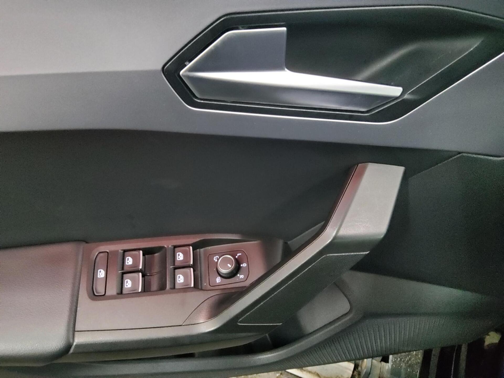 Seat Leon Sportstourer 1.5 eTSI FR AHK Navi vc RfK 10