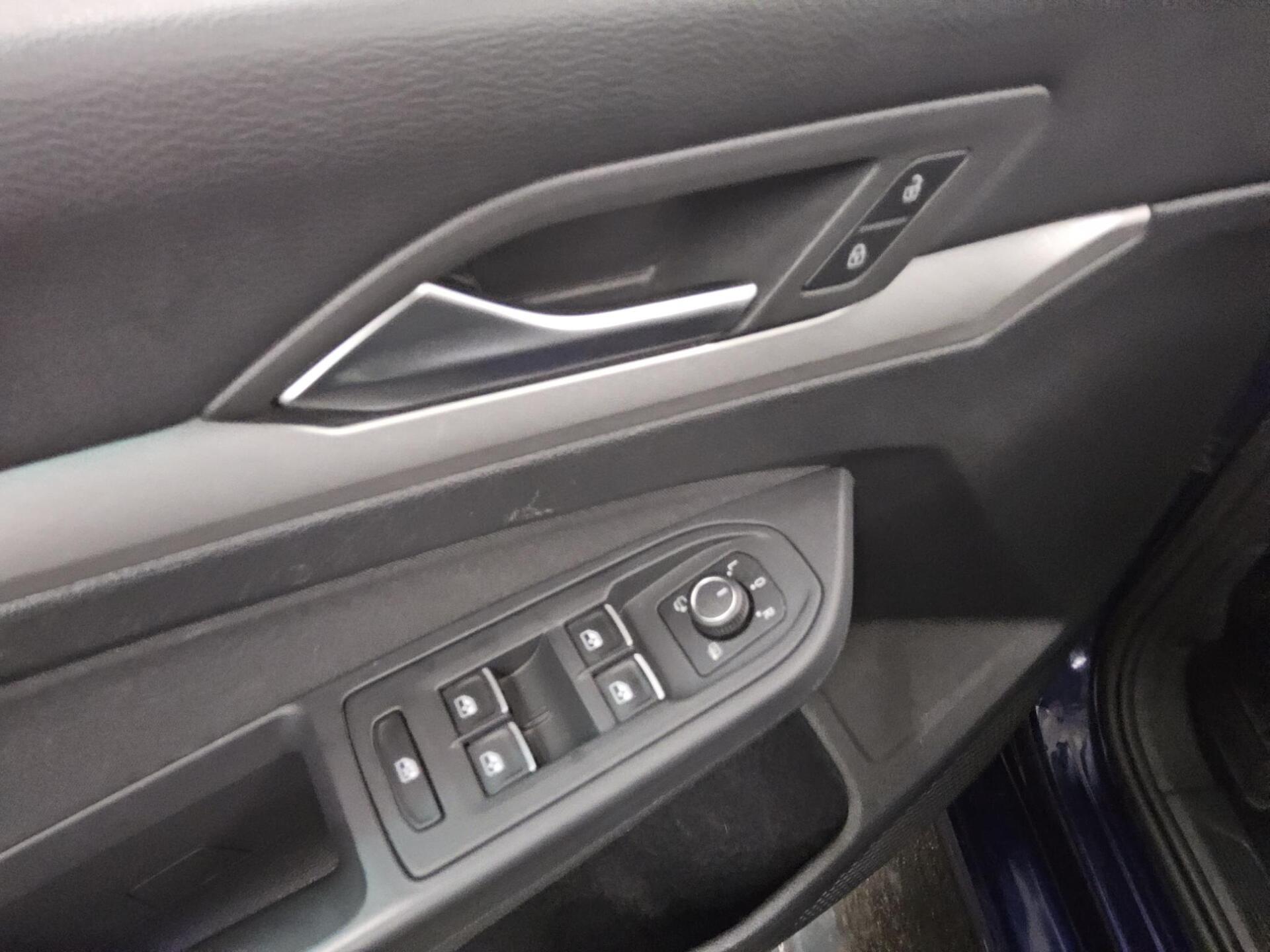 Volkswagen Golf-8 Var. 2.0 TDI Life Navi LED DC Shz 10