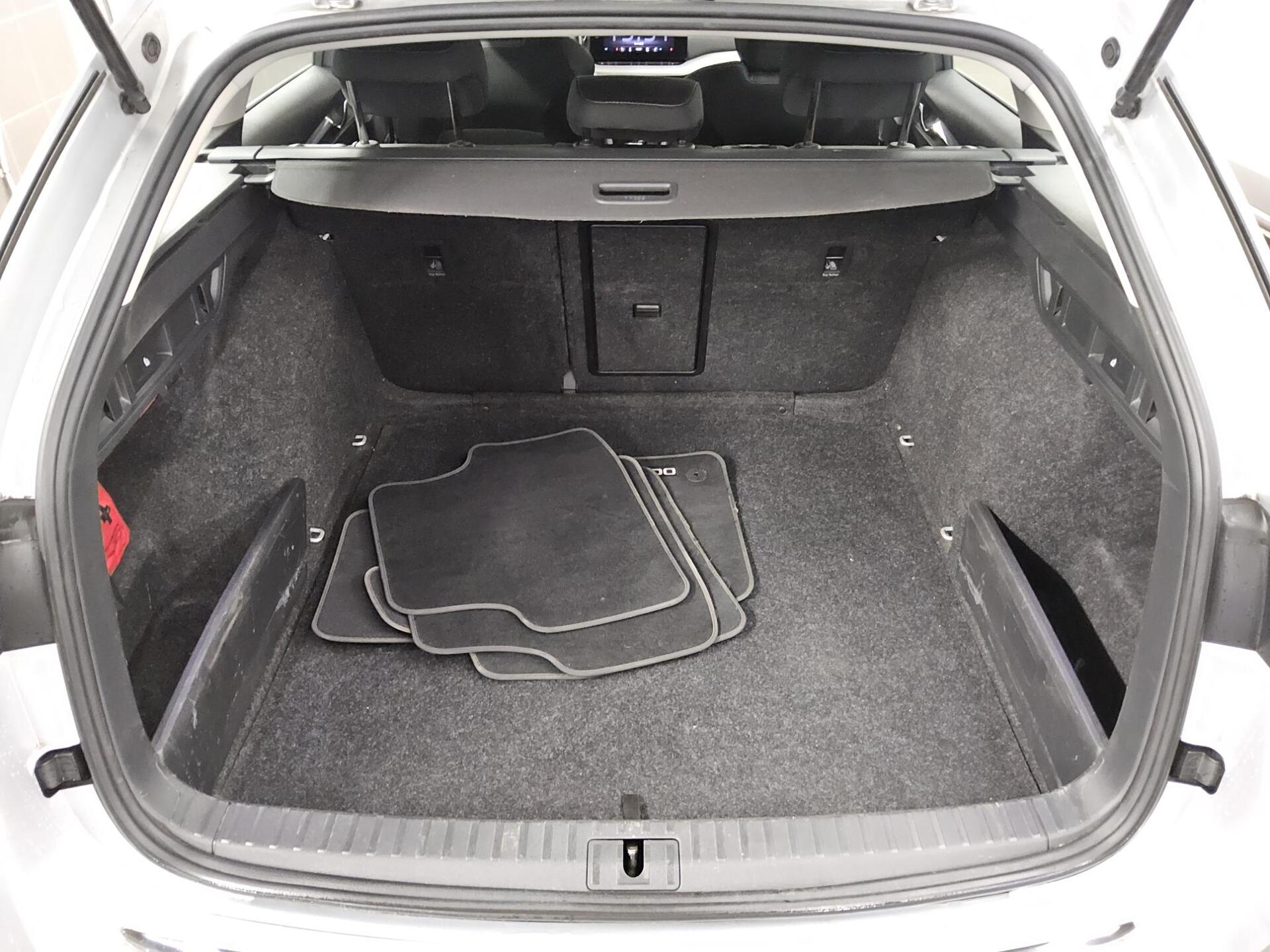 Skoda Octavia Kombi 2.0 TDI Style LED vc PDC Shz 12