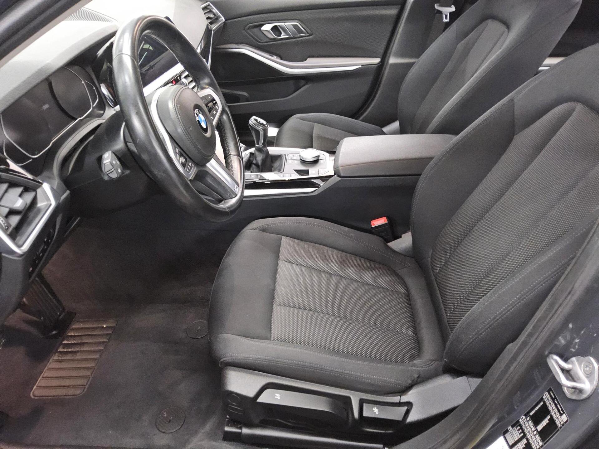 BMW 318d Touring Navi LED LC+ PDC Shz HiFi 8