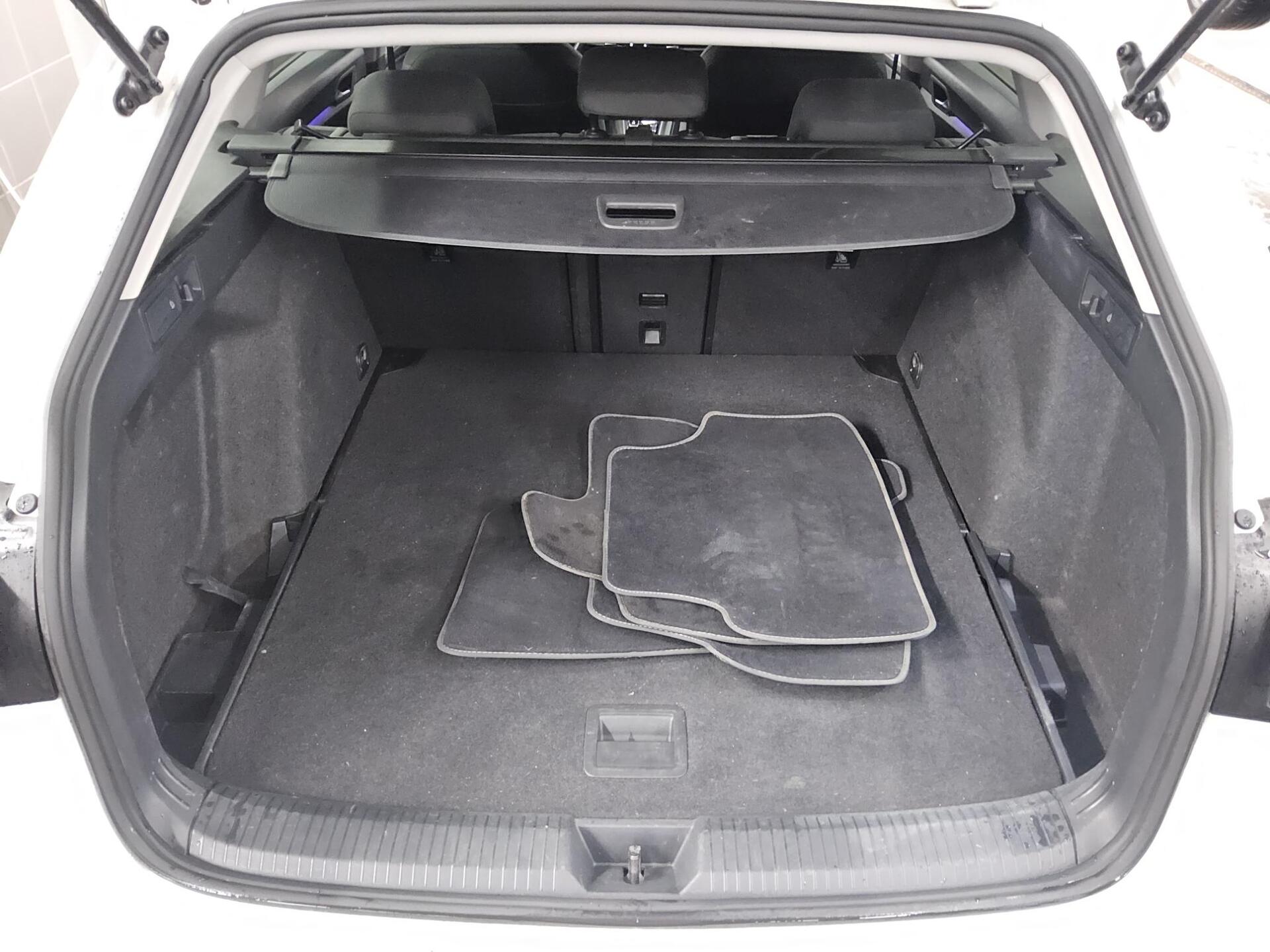 Volkswagen Golf-8 Var. 1.5 eTSI Life Navi LED DC-Pro ACC 12