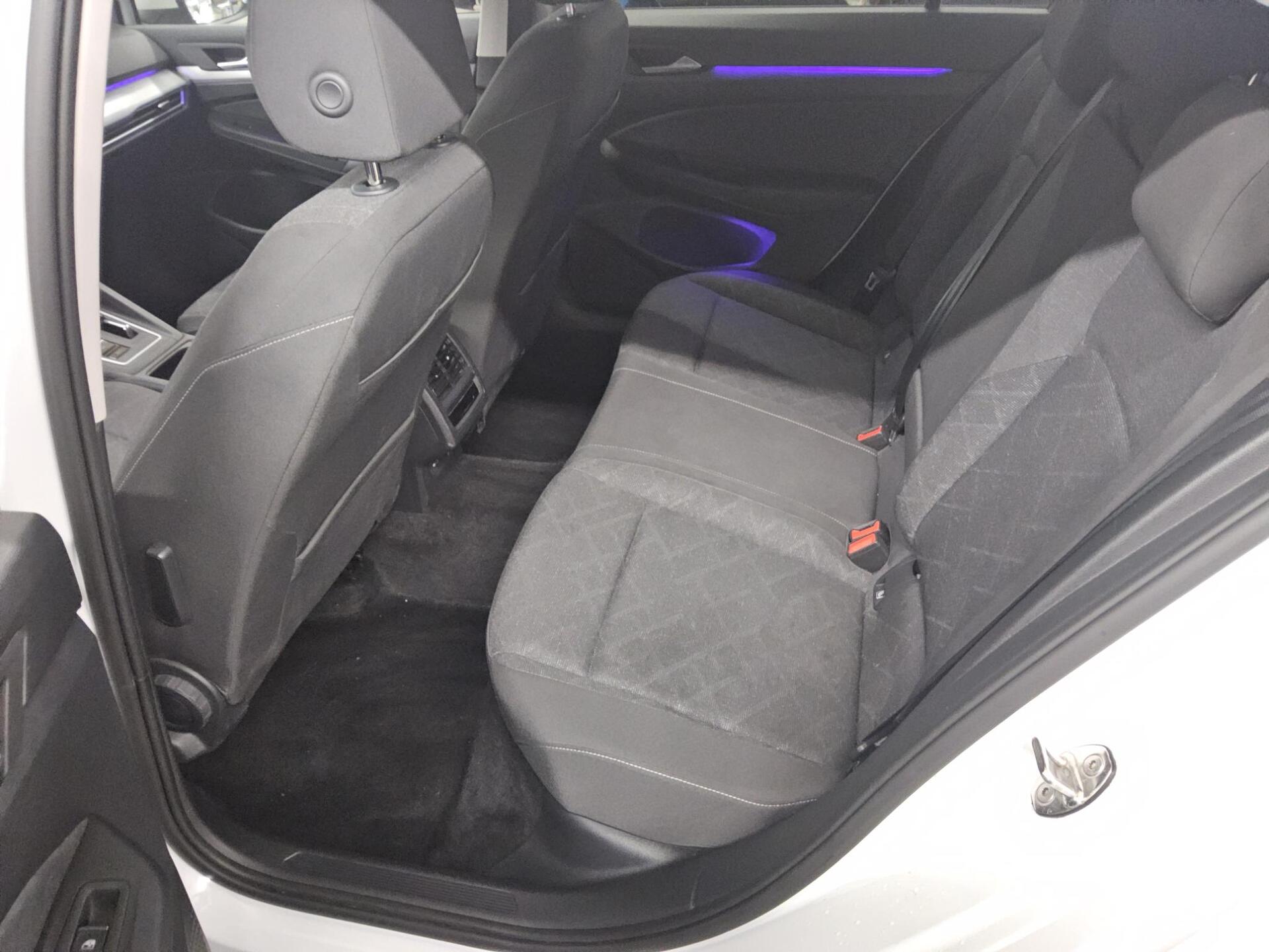 Volkswagen Golf-8 Var. 1.5 eTSI Life Navi LED DC-Pro ACC 13