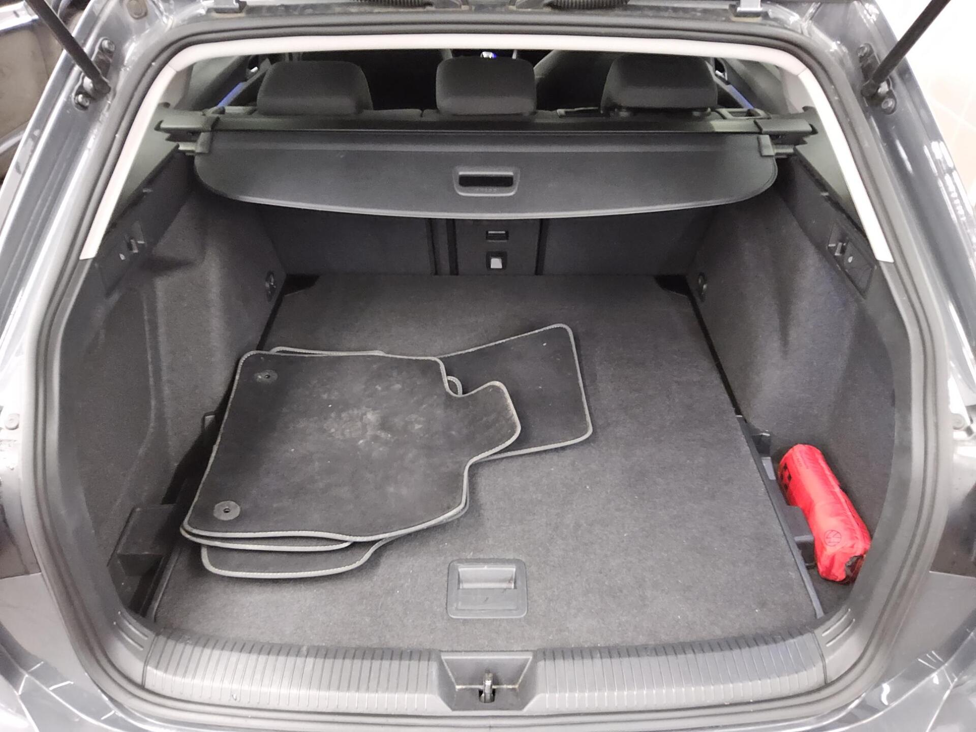 Volkswagen Golf-8 Var. 1.5 TSI Move Navi LED Shz DC PDC 13