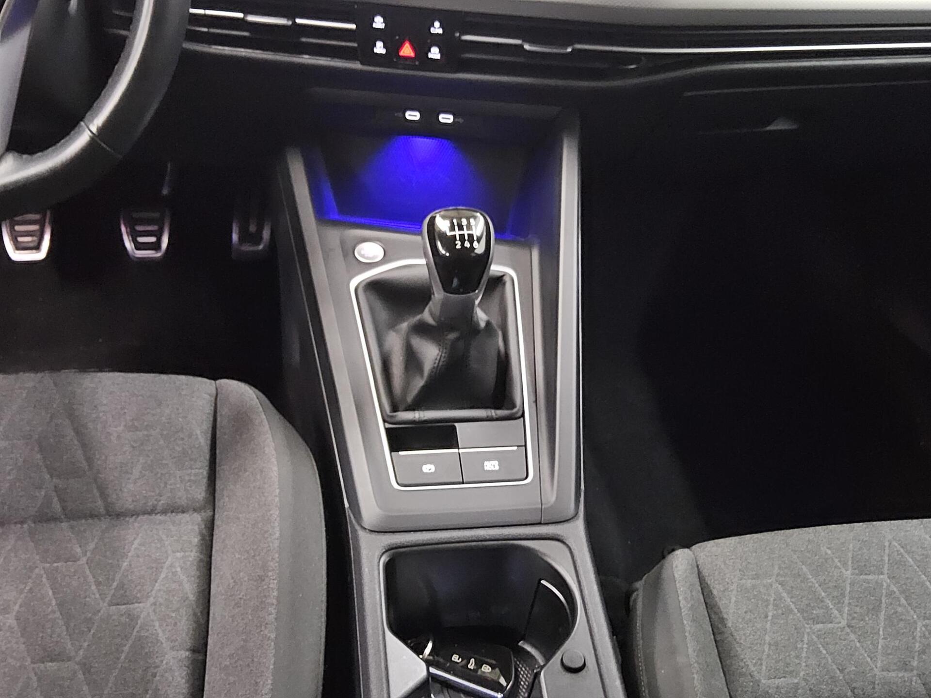 Volkswagen Golf-8 Var. 1.5 TSI Move Navi LED Shz DC PDC 6