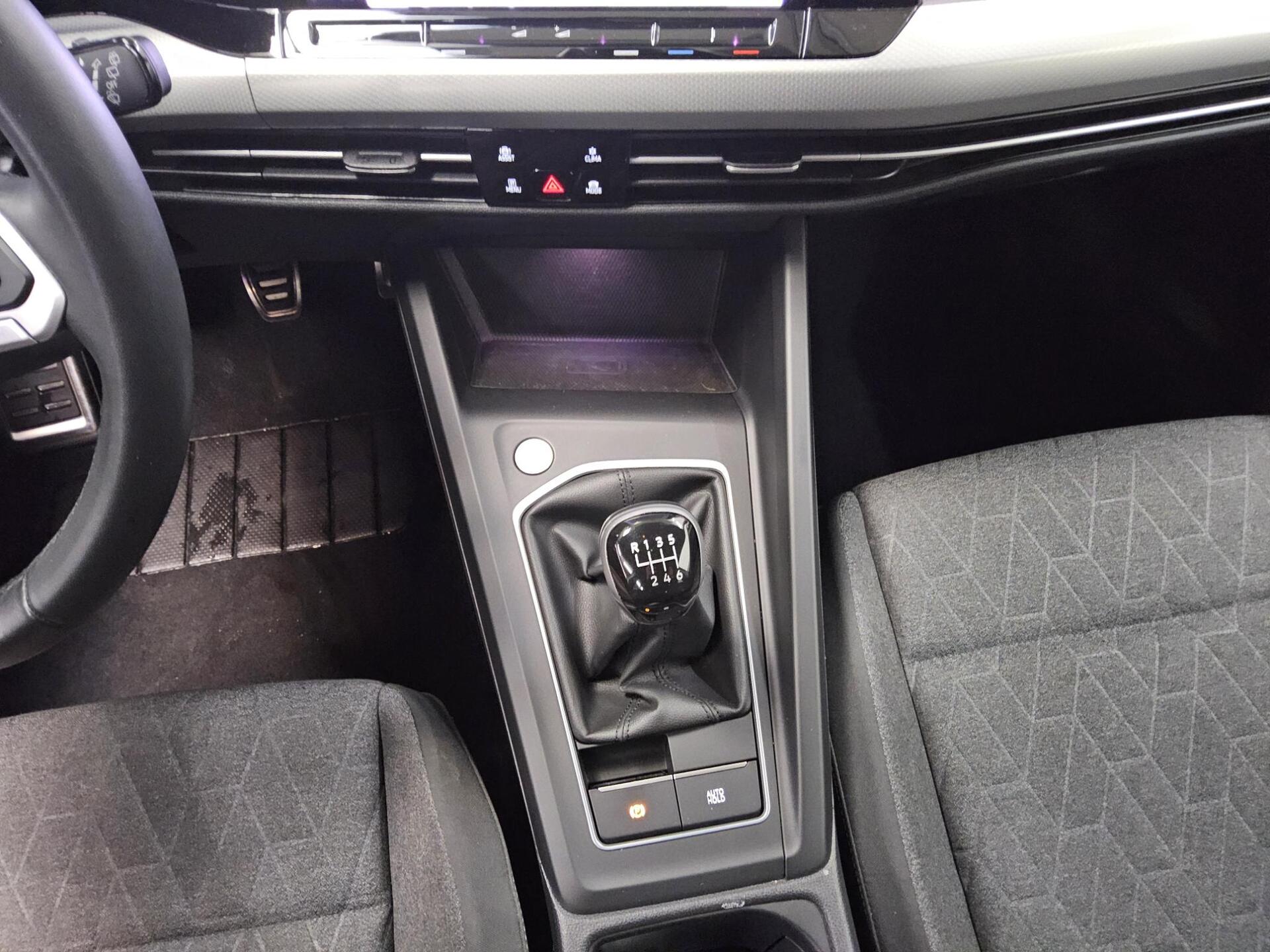 Volkswagen Golf-8 Var. 1.5 TSI Move Navi LED AID ACC PDC 6