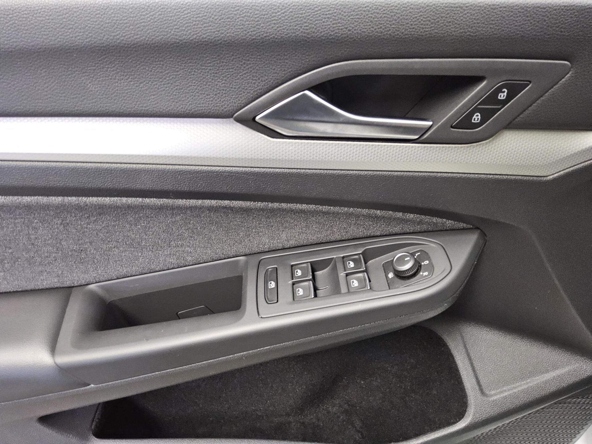 Volkswagen Golf-8 Var. 1.5 TSI Move Navi LED AID ACC PDC 10