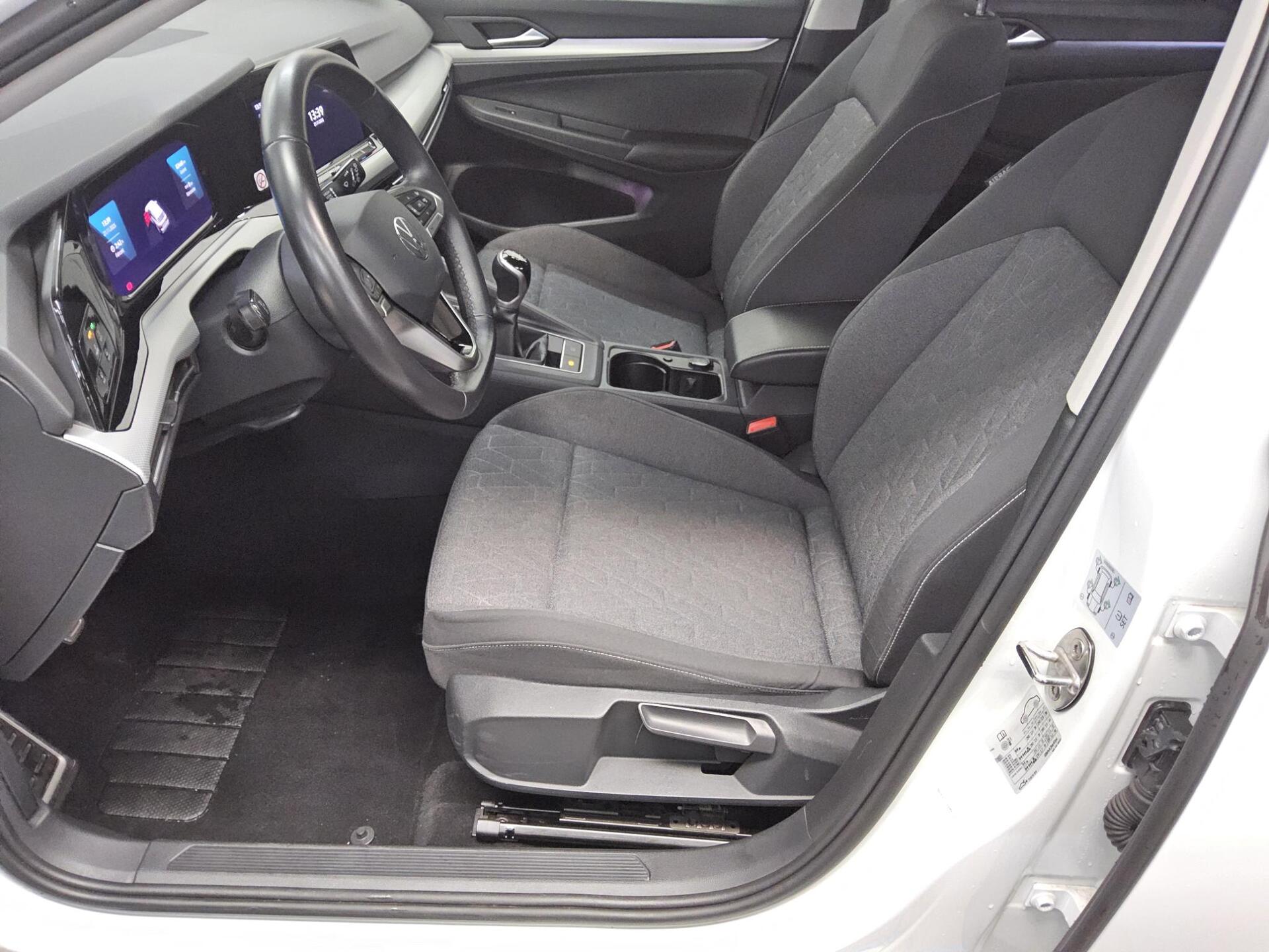 Volkswagen Golf-8 Var. 1.5 TSI Move Navi LED AID ACC PDC 9